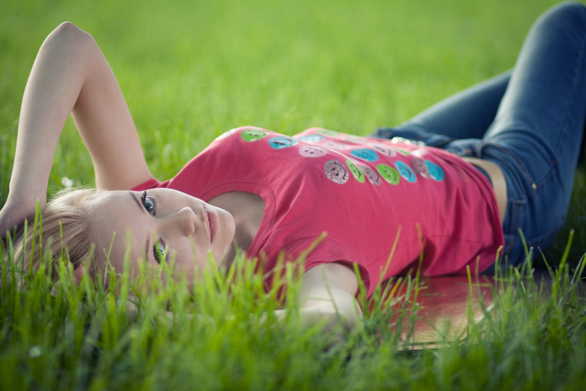 Воскресные девочки. Девушка лежит на траве. Подросток лежит на траве. Девушка сидит на траве. Девушка лежит летом на траве.