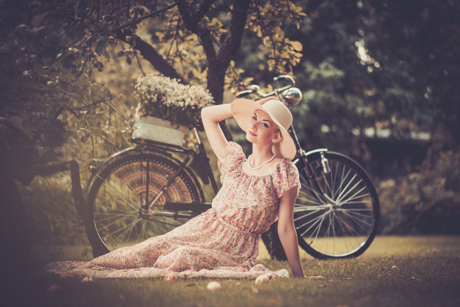 девушка блондинка платье шляпка поза взгляд велосипед