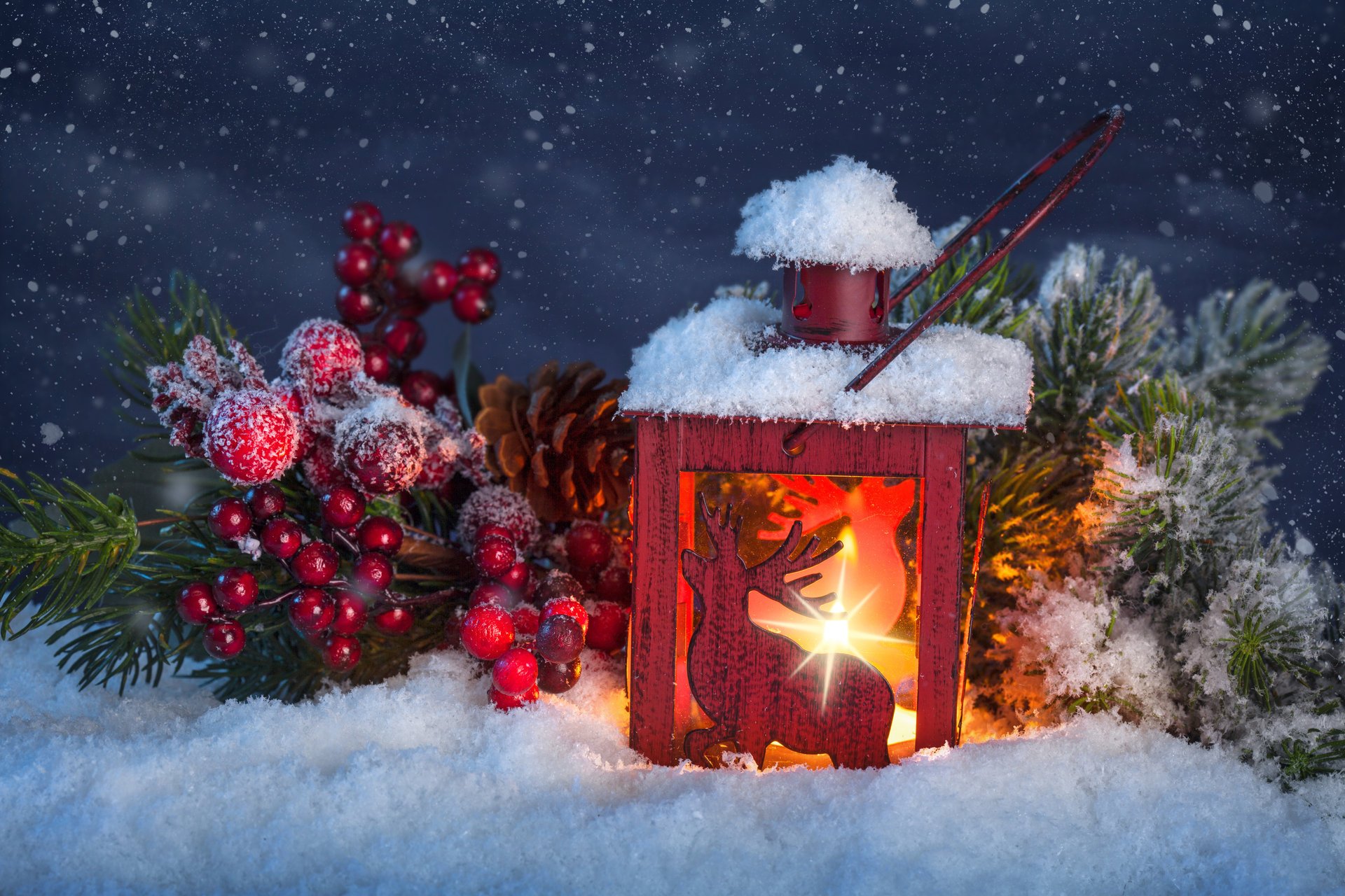 Рождественский фонарик с красивыми оленями в хвое