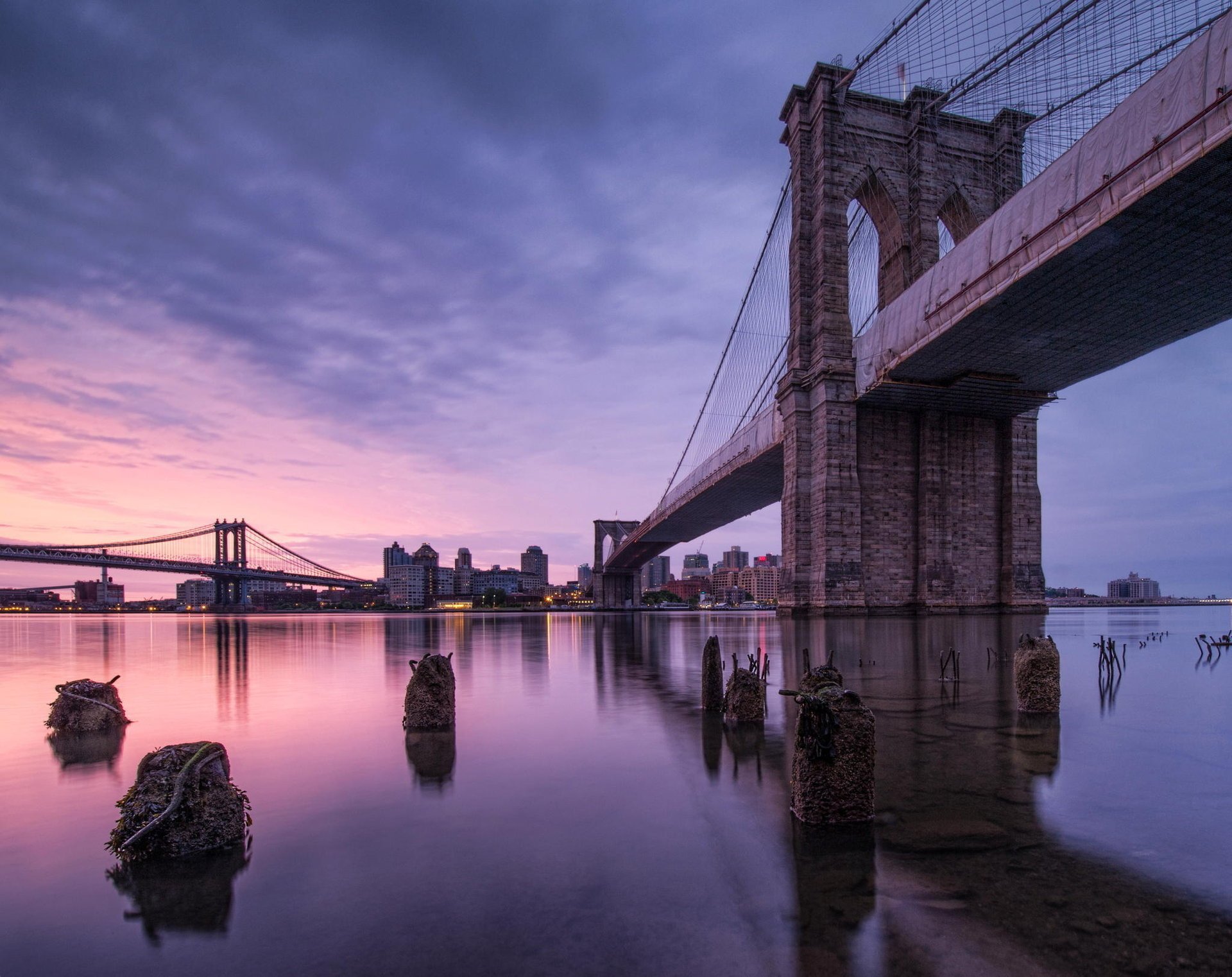 Бруклинский мост через реку в Америке
