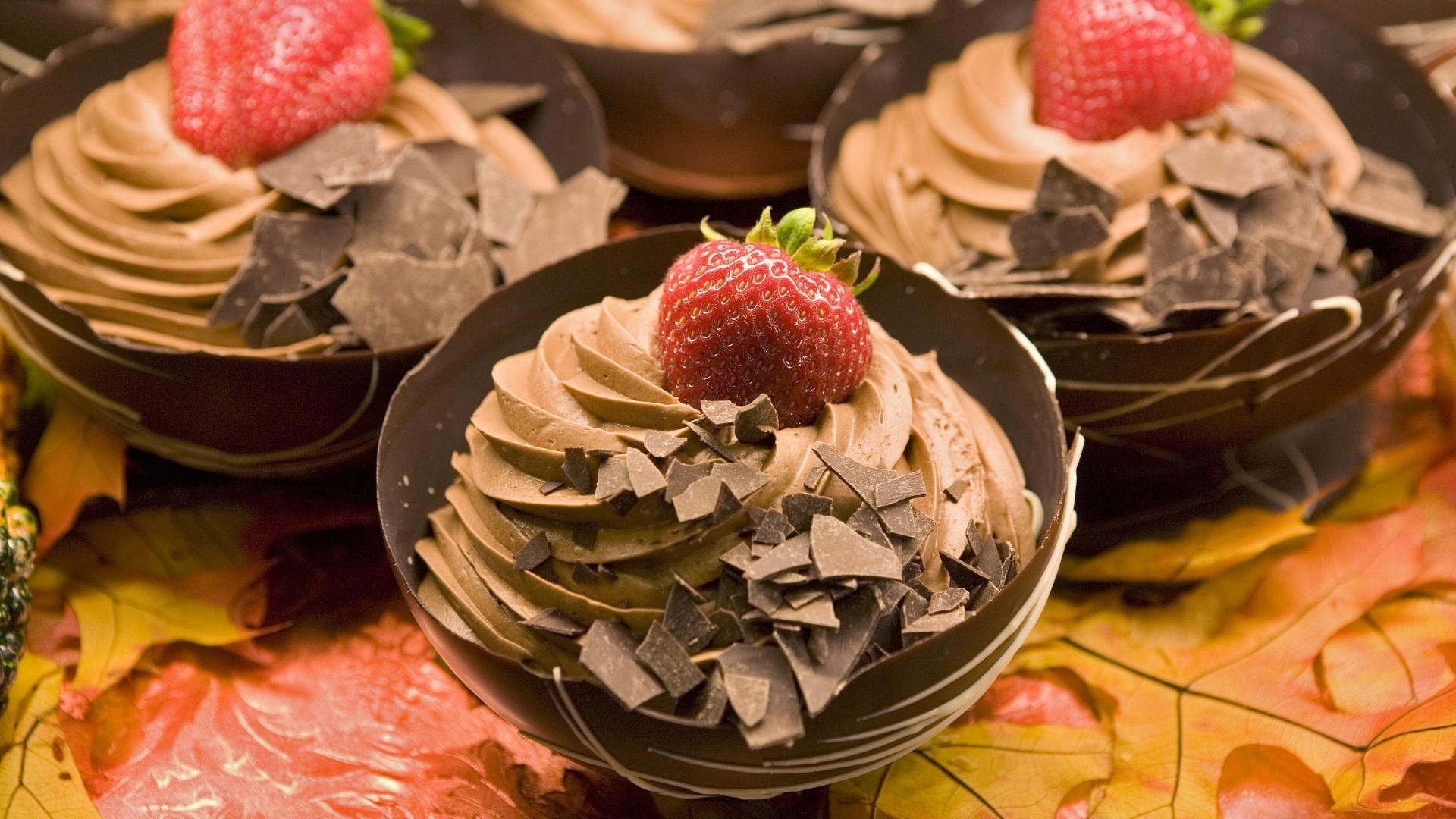 Шоколадный десерт с клубникой