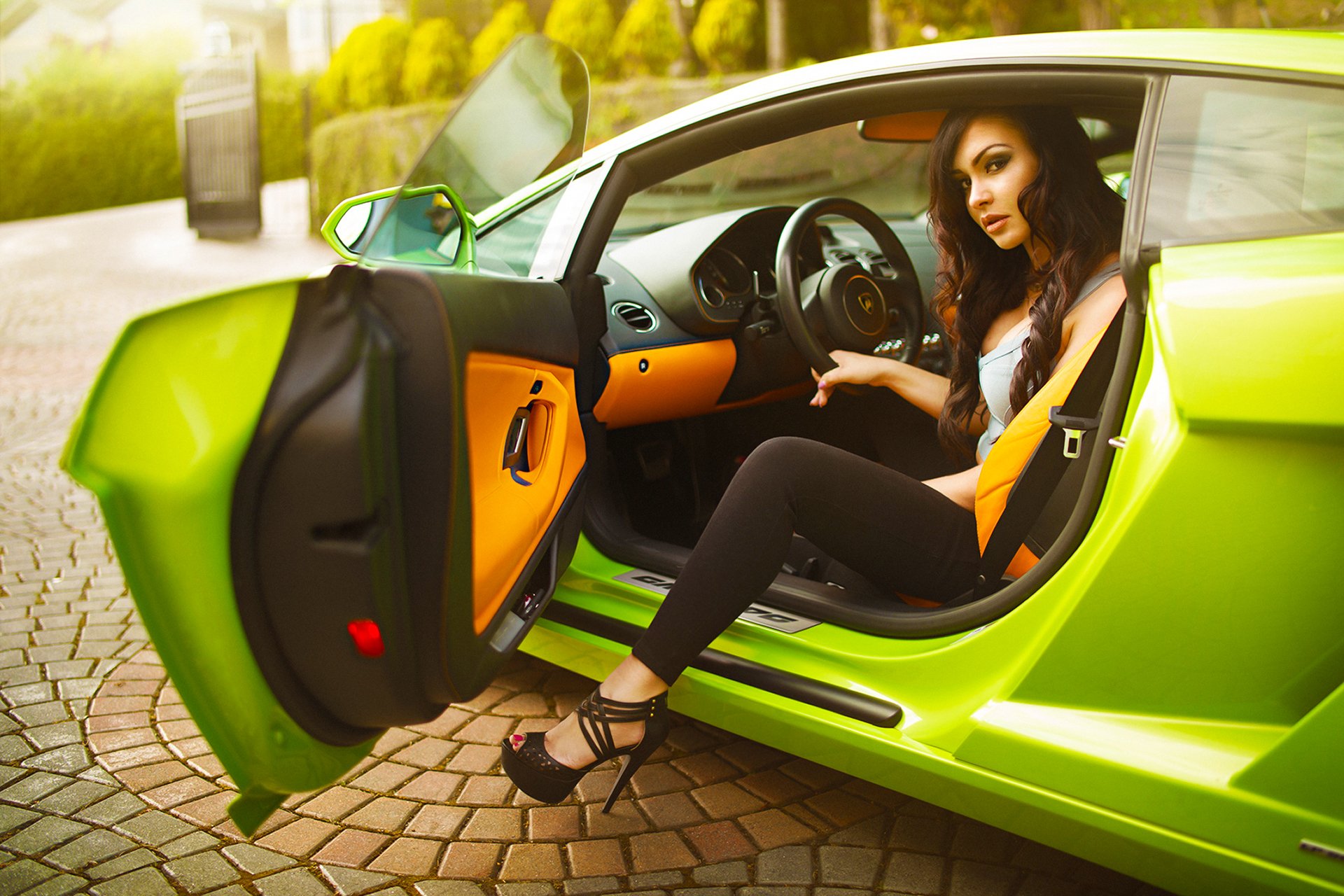 Музыка в машину лучшее. Девушка в машине. Девушка за рулем спорткара. Шикарная женщина и автомобиль. Зеленый автомобиль и девушка.