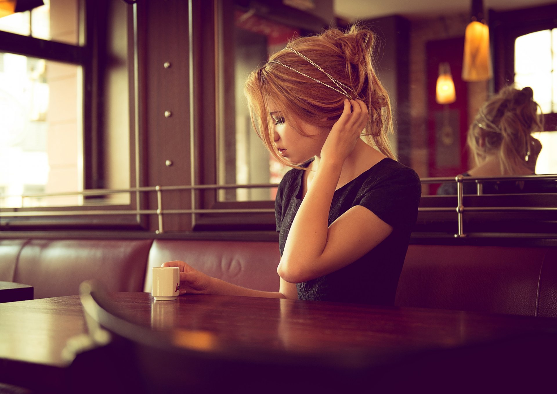 Блондинка в кафе без лица