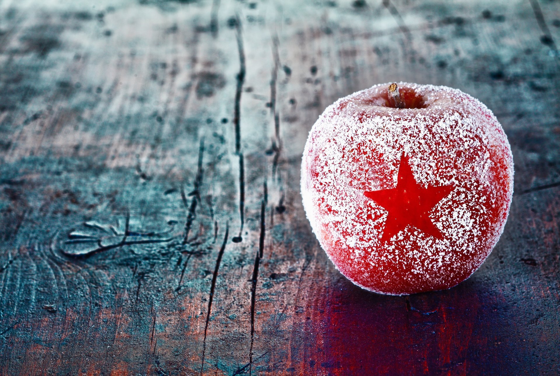 Праздничное украшение красное яблоко