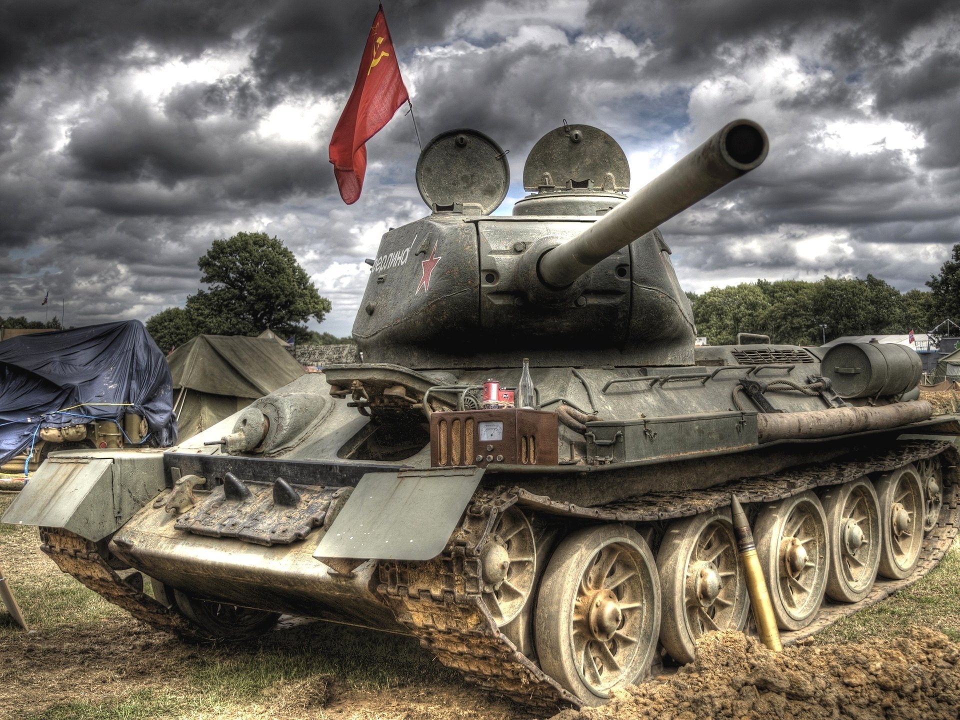Советский танк т-34-85 на день победы