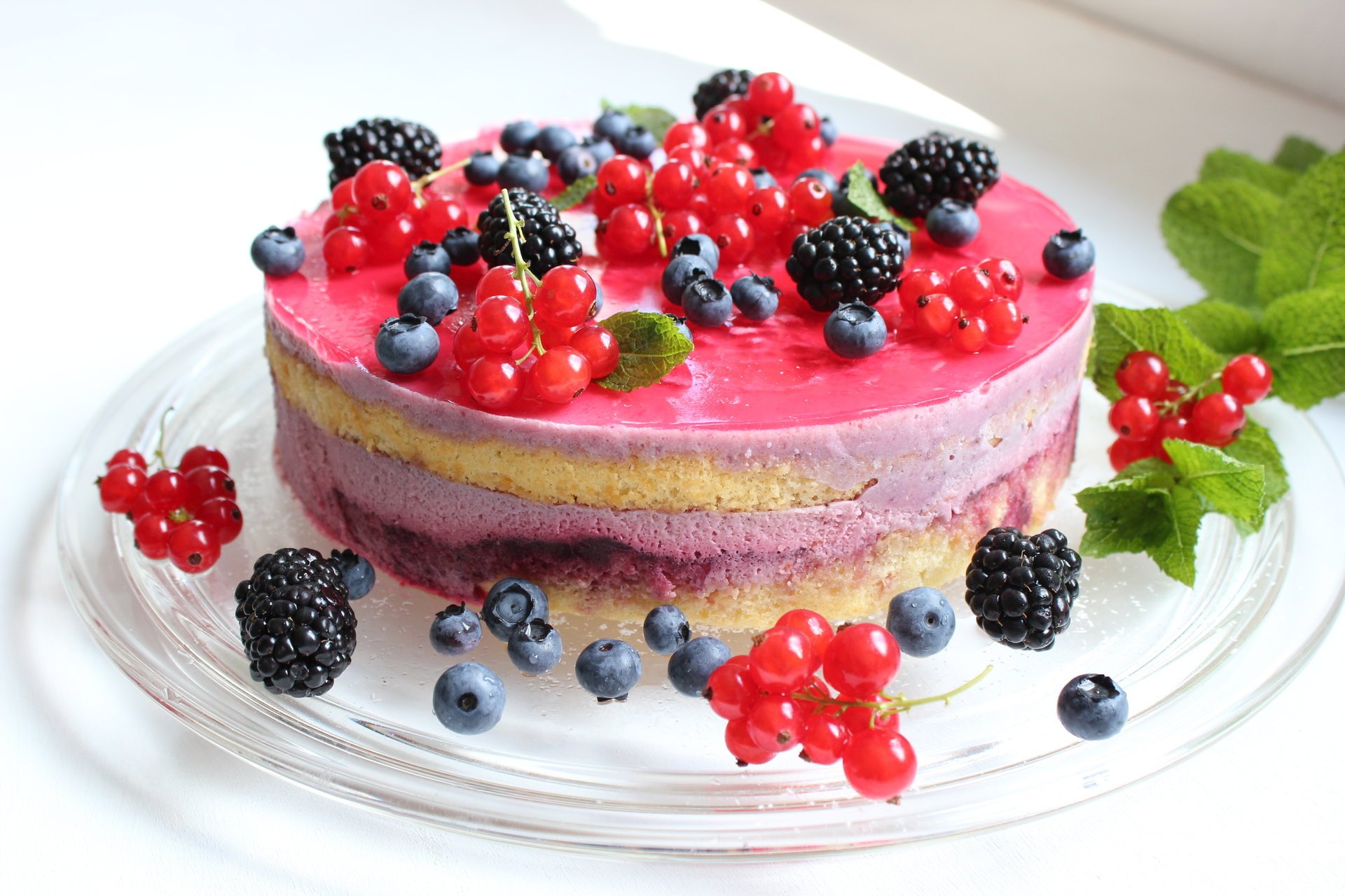 Большой торт с летними ягодами