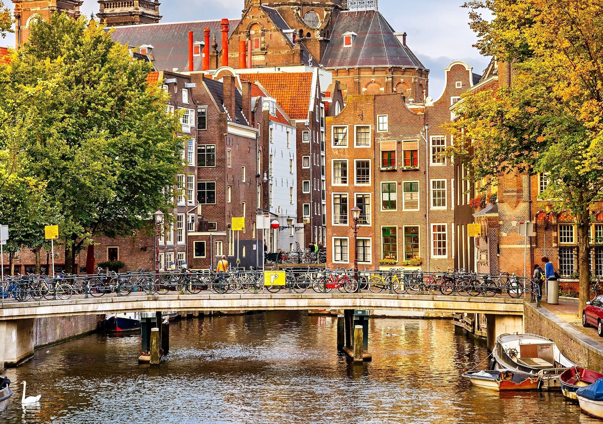 Амстердамский мост весь в велосипедах