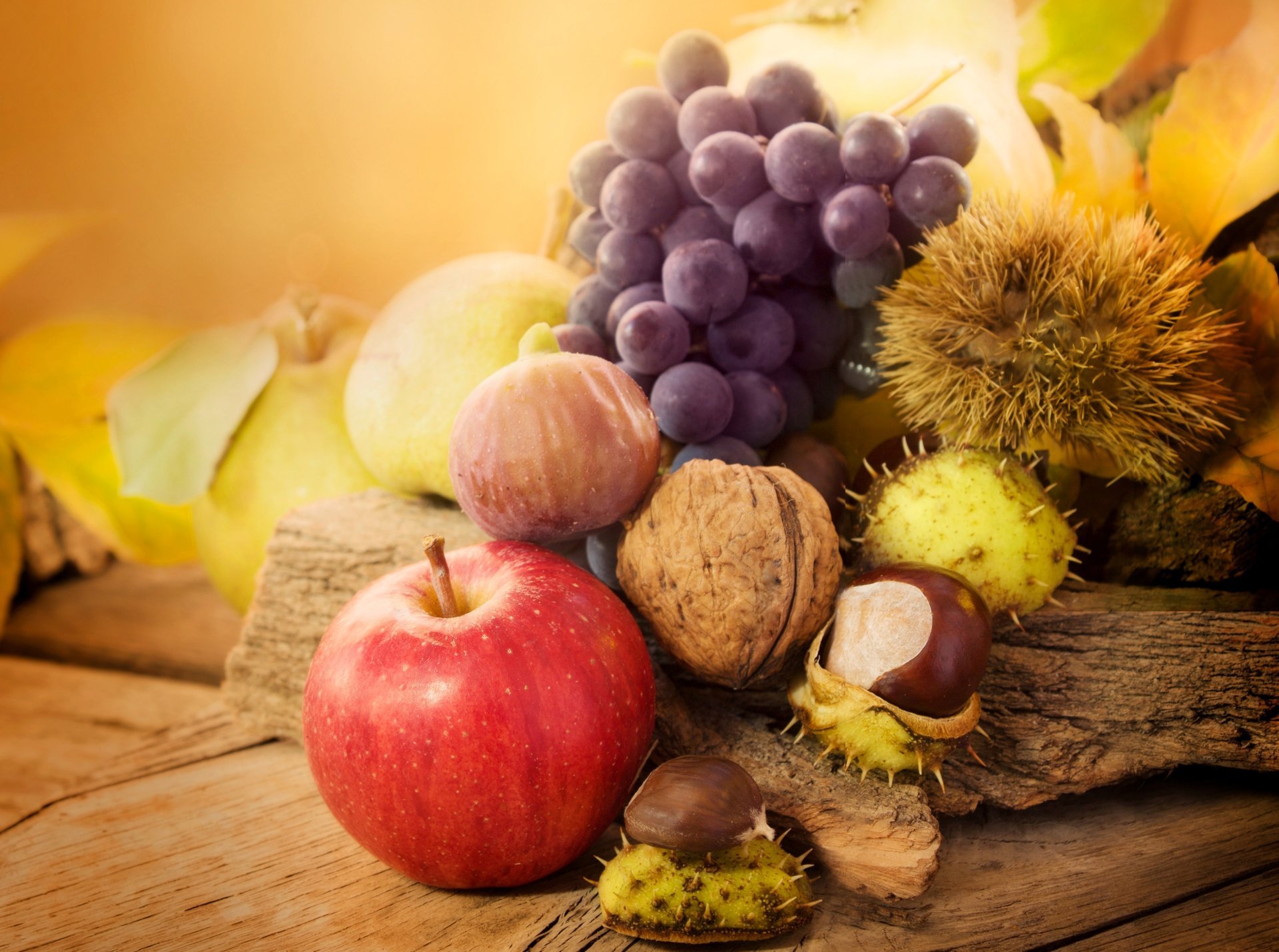 Осенняя композиция с яблоками, орехами и виноградом