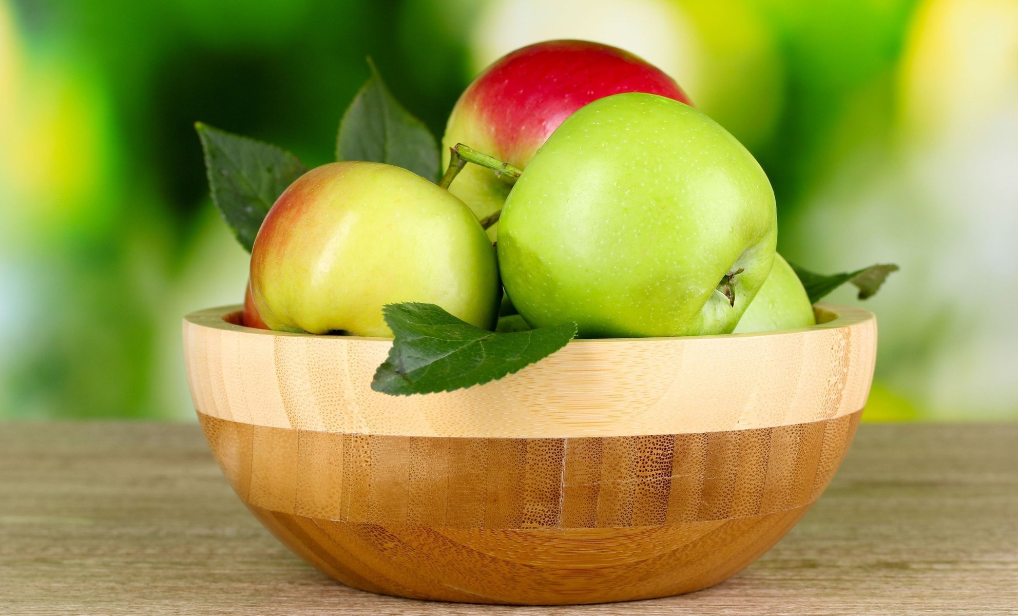 Зелёные яблоки на деревянном столе