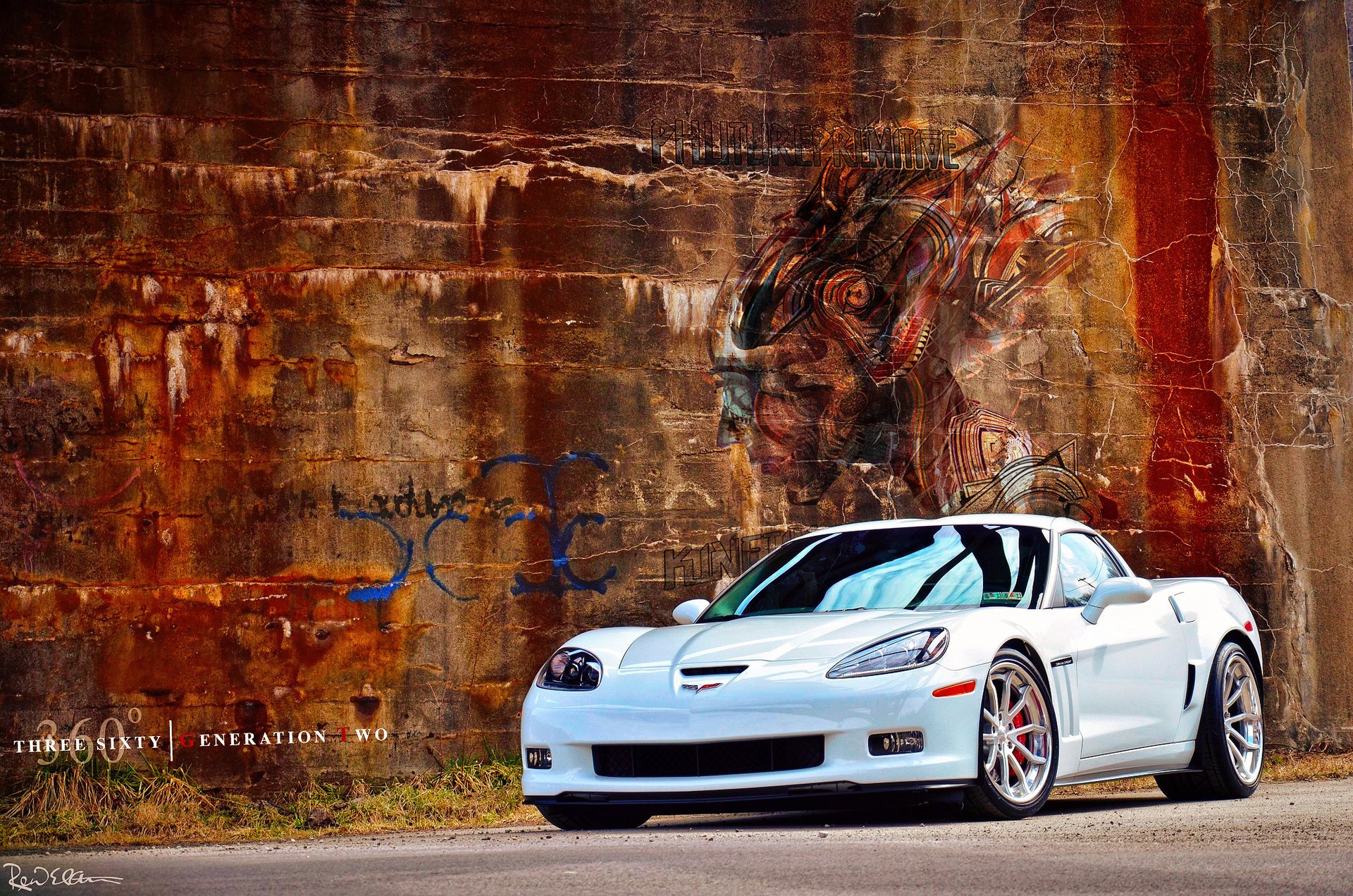 Белая Chevrolet Corvette C6 на фоне гранж стены с граффити
