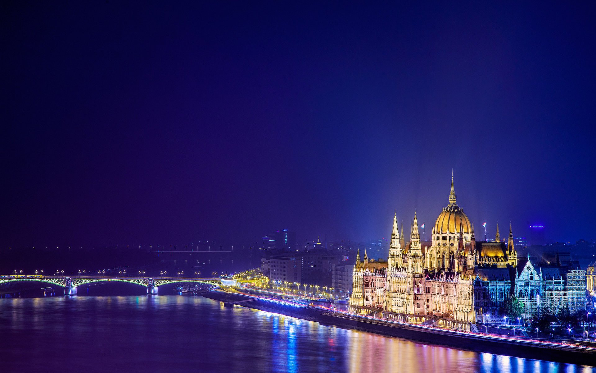 Вид парламента в ночном Будапеште