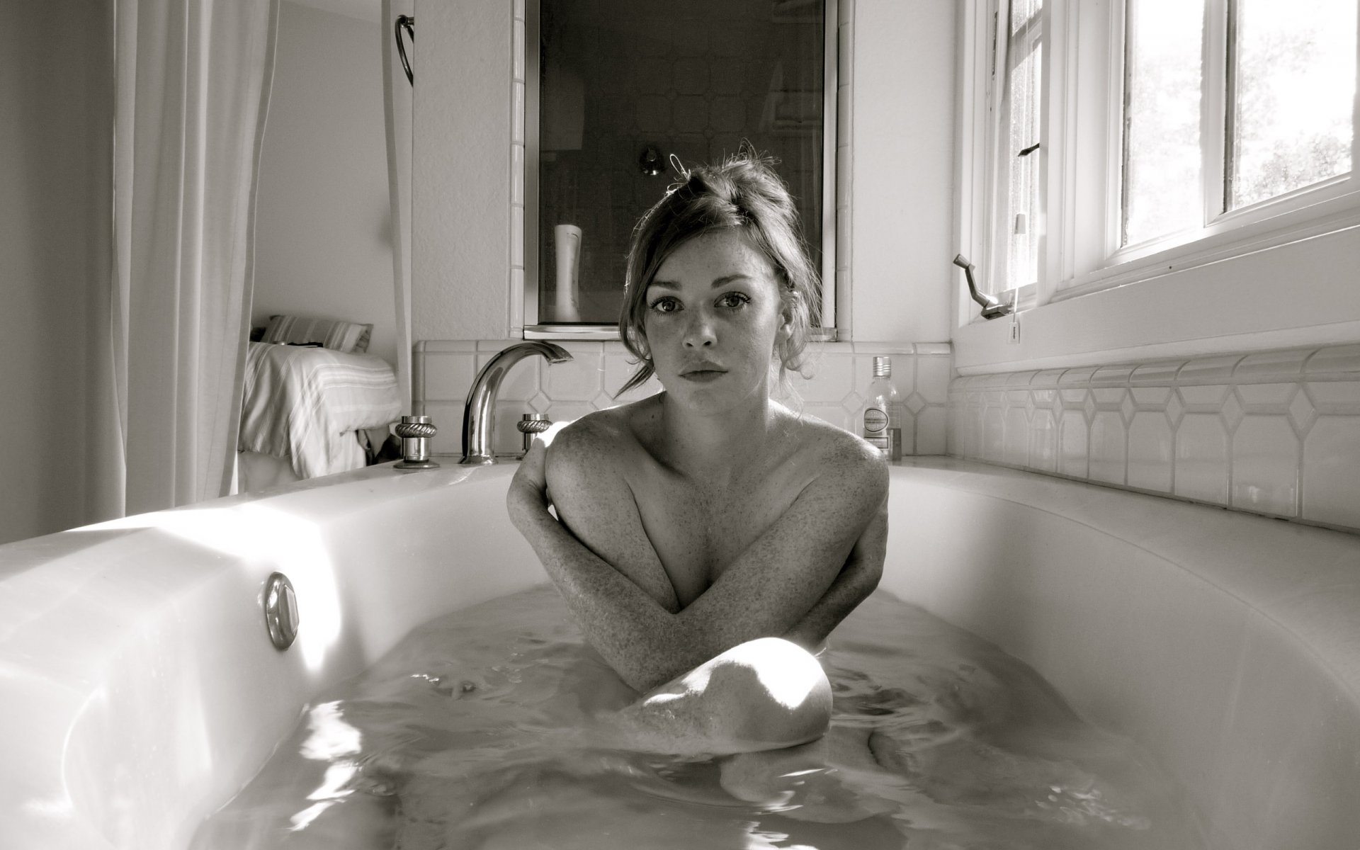 Фото девочек топлесс в ванной.