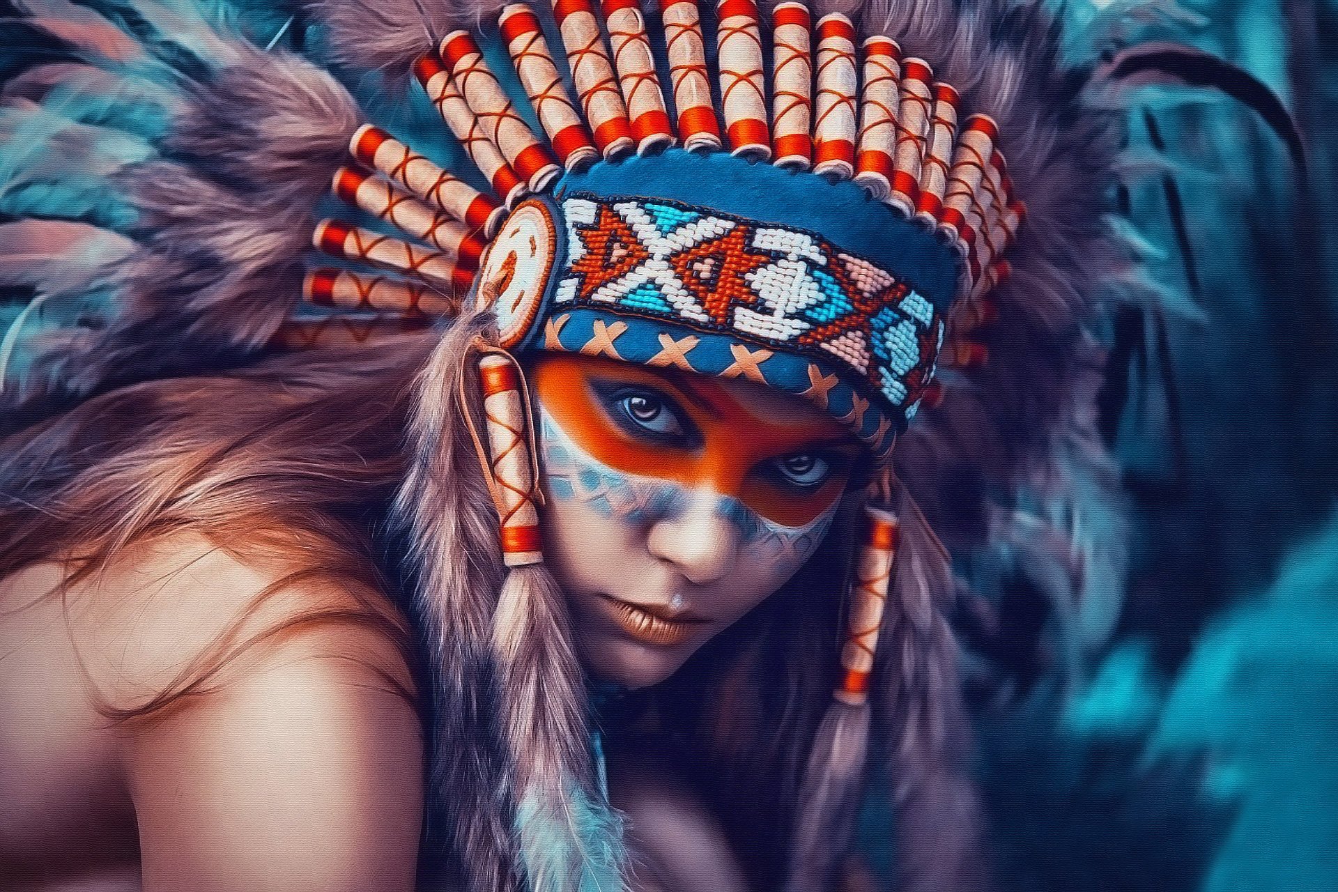 Девушка индианка с раскрашенным лицом в головном уборе