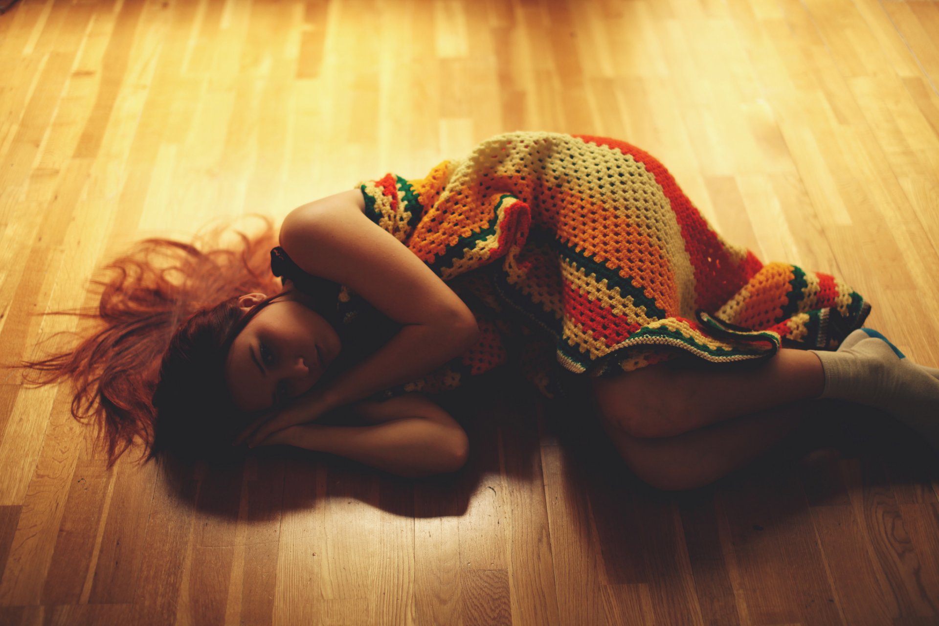 девушка пол ламинат доски плед носки коврик свет тепло teva . по фотография