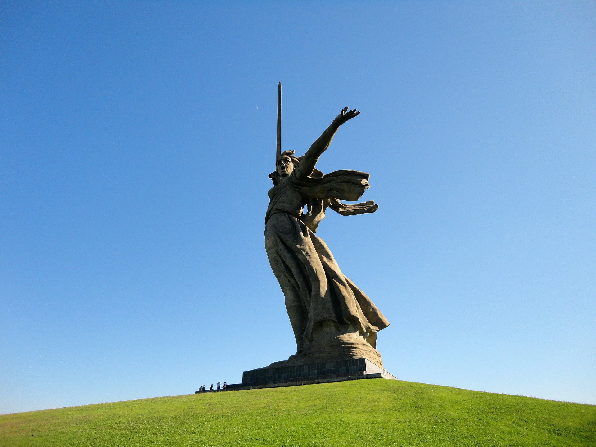 Высокий памятник на фоне неба в Волгограде