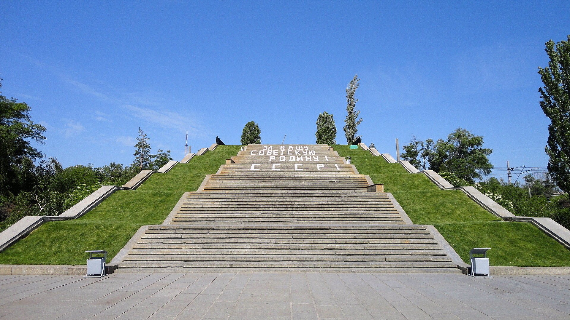 Парковая зона с длинной лестницей