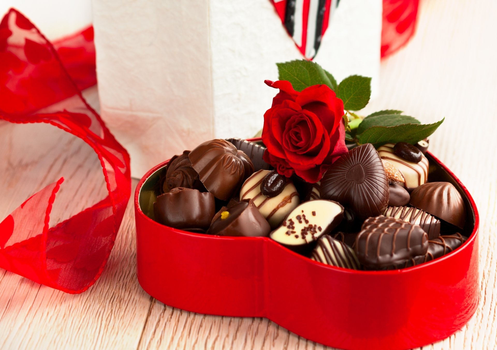 Красная коробка с шоколадными конфетами и розой