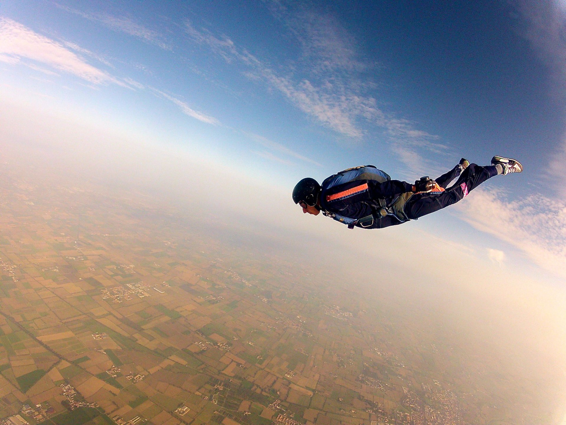 парашютист парашютизм фрифлай небо шлем контейнер парашют экстремальный спорт