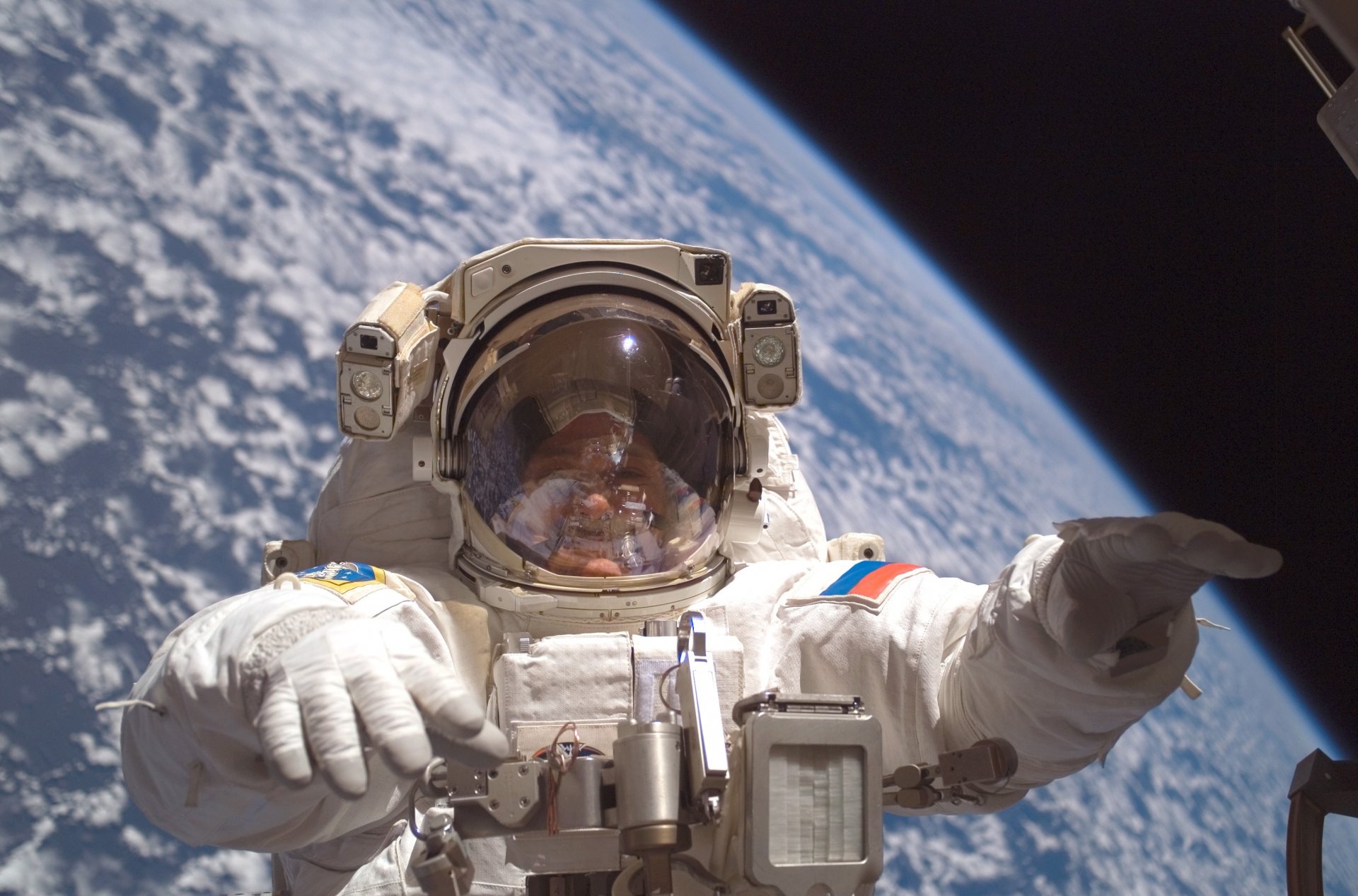 космонавт открытый космос на орбите земля с космоса