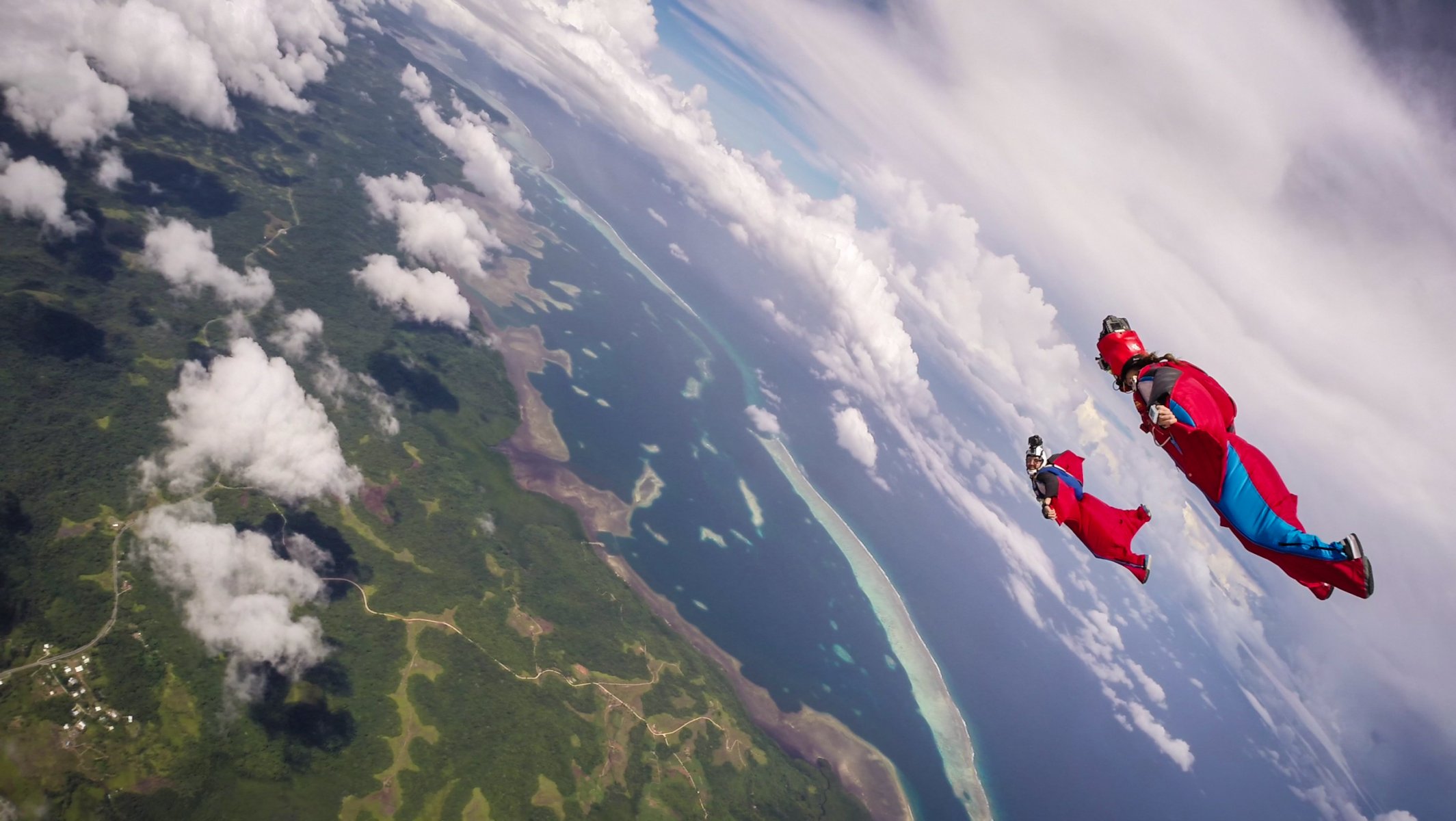 вингсьют пилоты образование шлем камеры облака тени море остров контейнер парашют экстремальный спорт