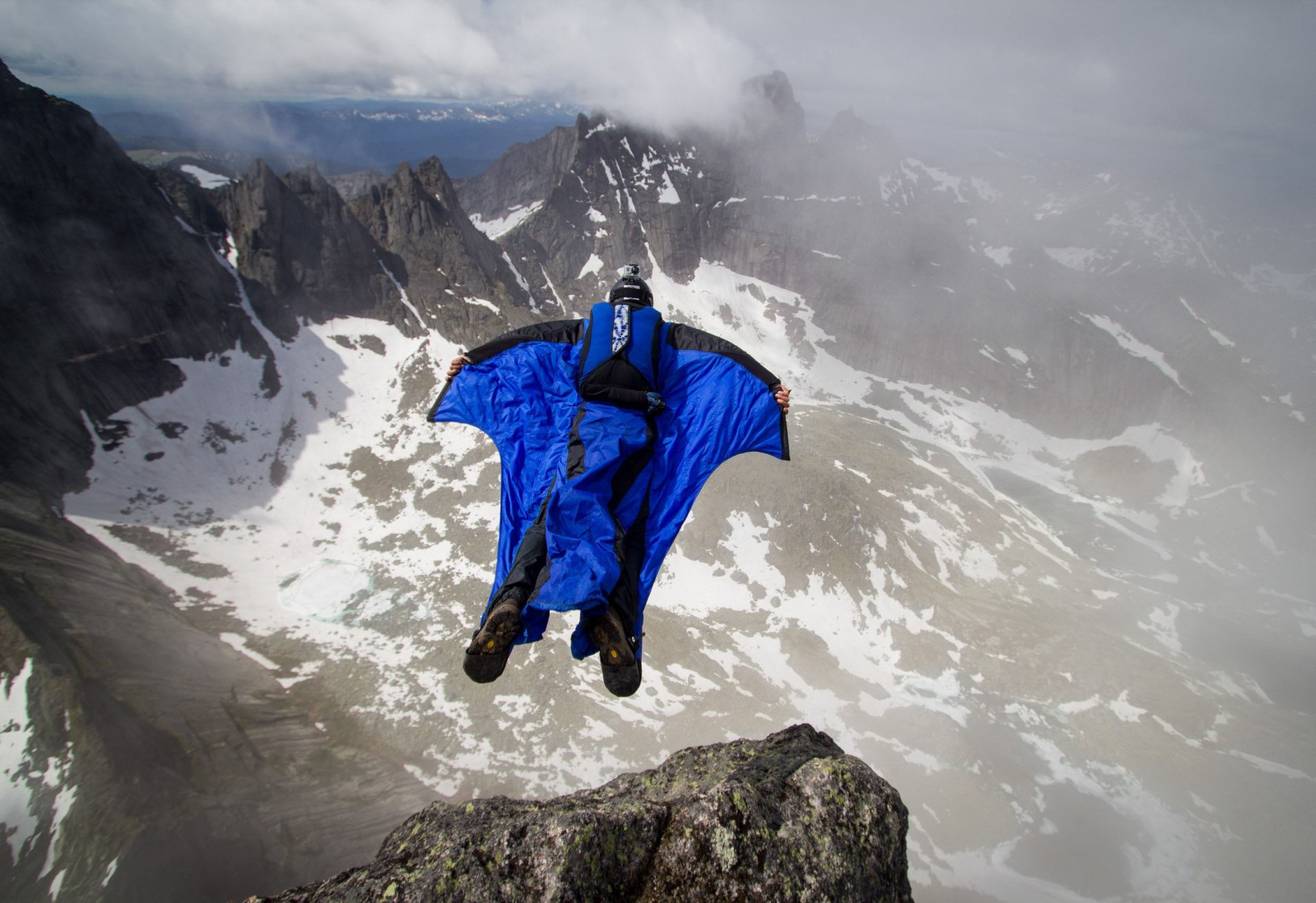 вингсьют пилот бейсджампинг бейсер горы скалы облака контейнер парашют экстремальный спорт