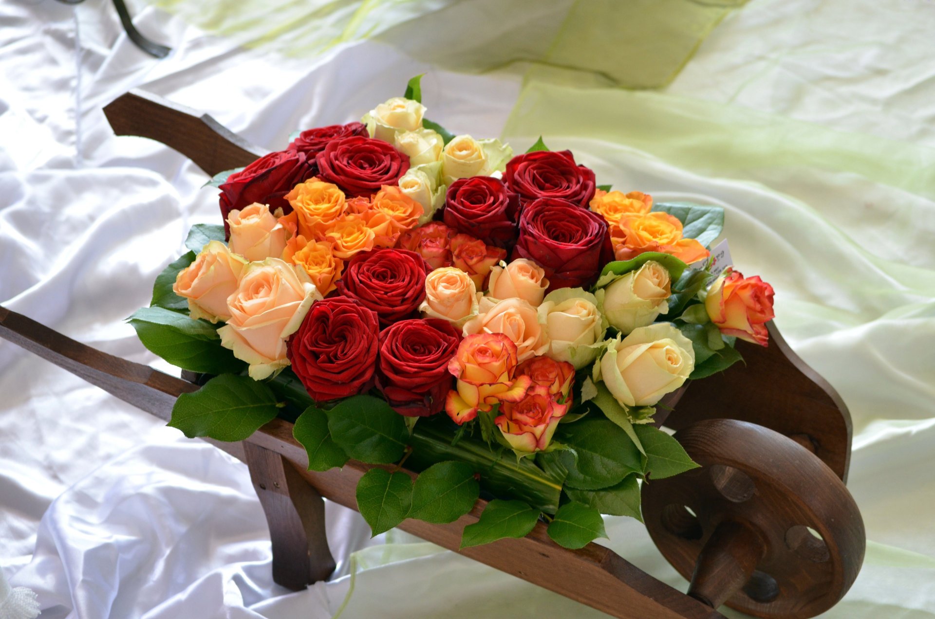 Тележка украшенная цветами роз