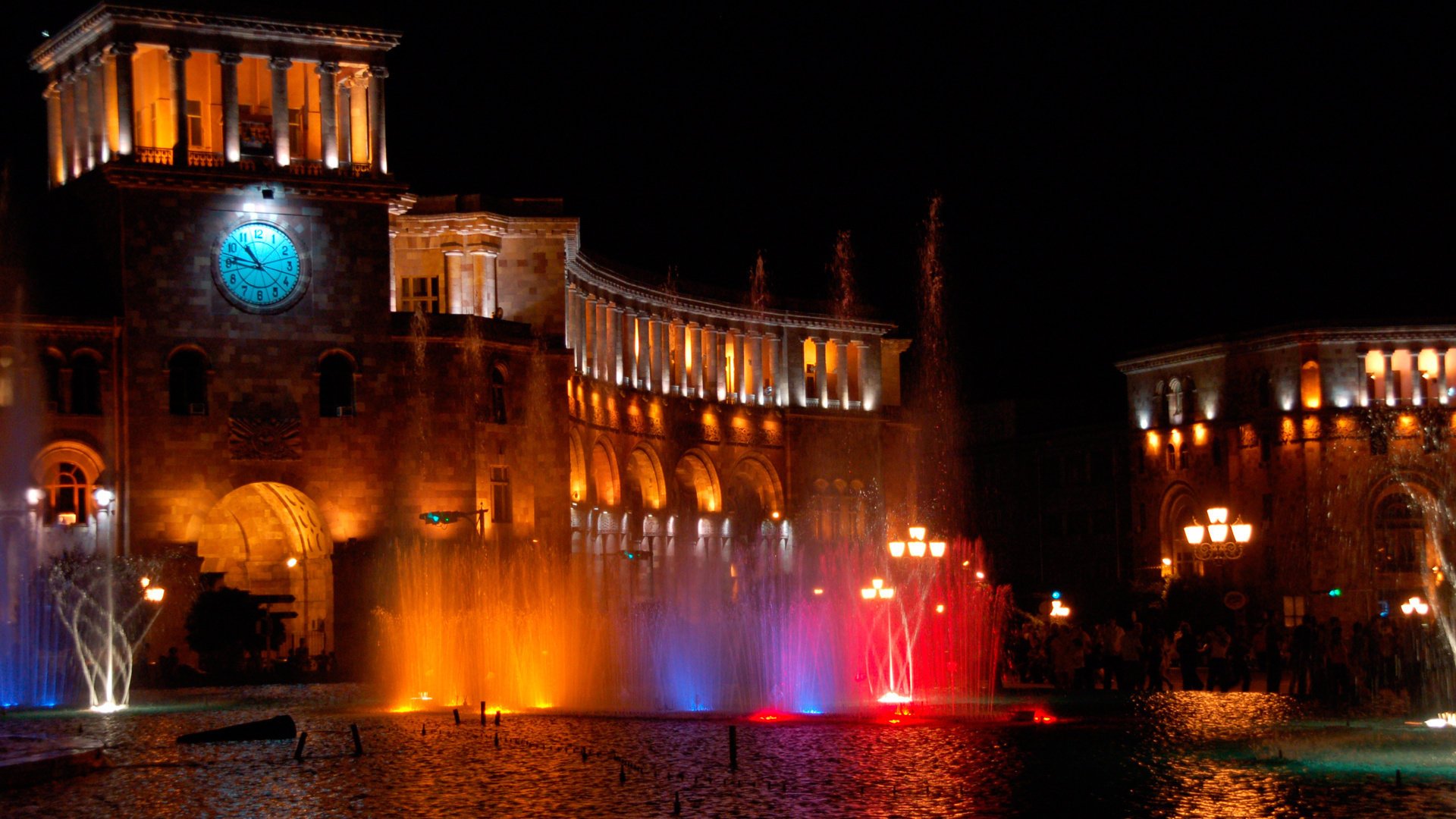 Услуги ереван. Армения ночной Ереван. Ереван фонтаны ночью. 4 Сизонс Ереван фонтаны. Ванадзор ночные фонтаны.