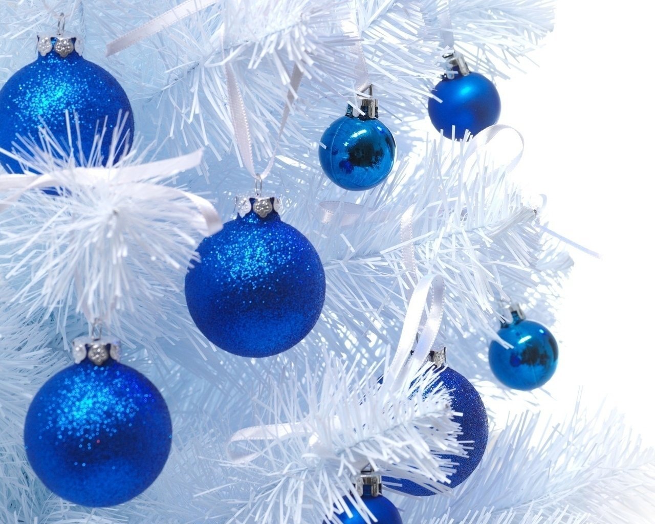 Синие шары на новогодней елке