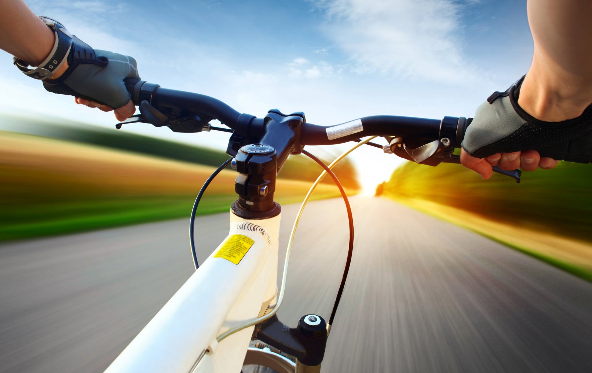 спорт велосипед велоспорт вид от первого лица велогонка гонщик экстрим скорость дорога цель красивый фон путешествия размытость боке обои .