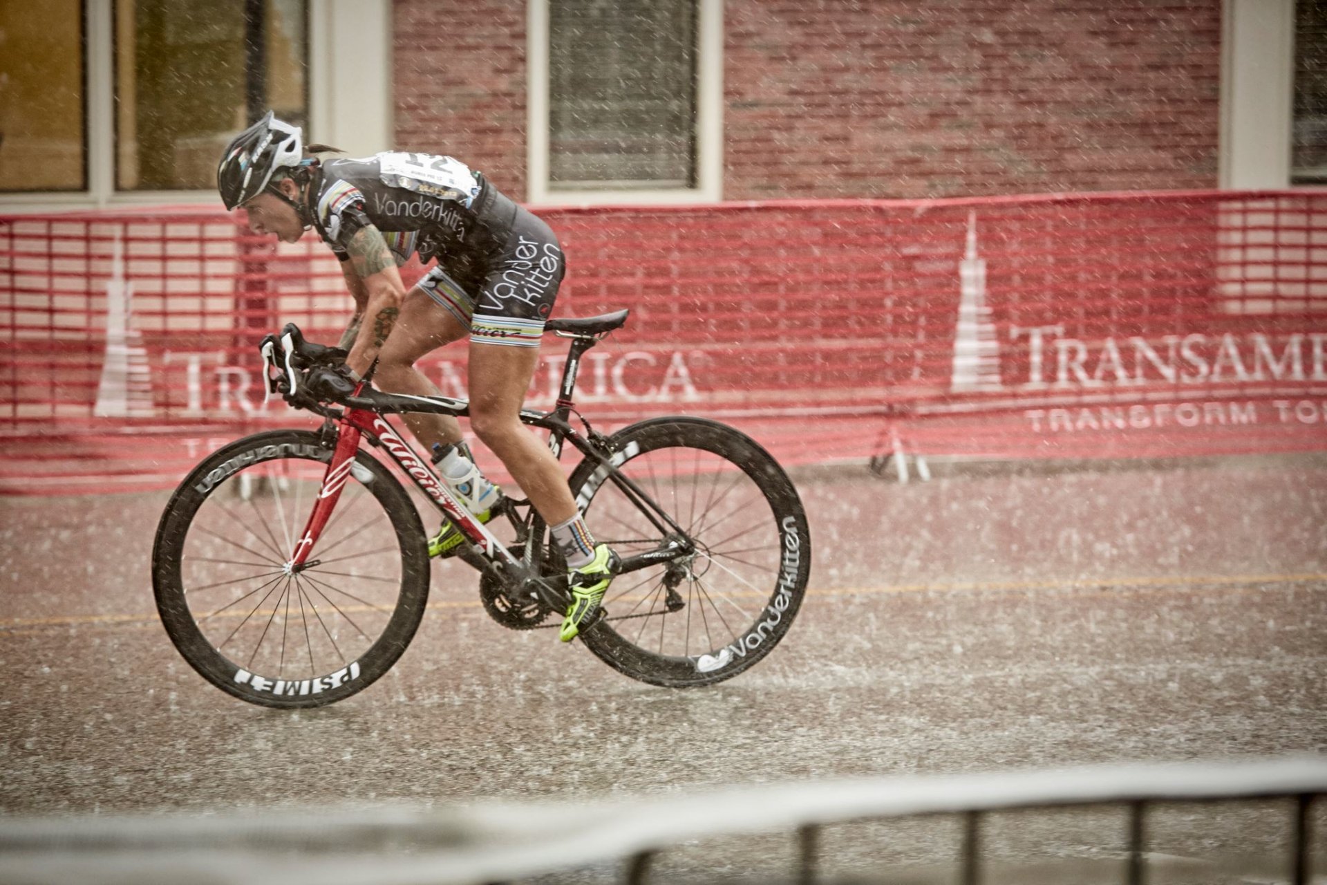 велосипед спорт профиль девушка wilier шоссейный дождь гонка велоспорт девушки