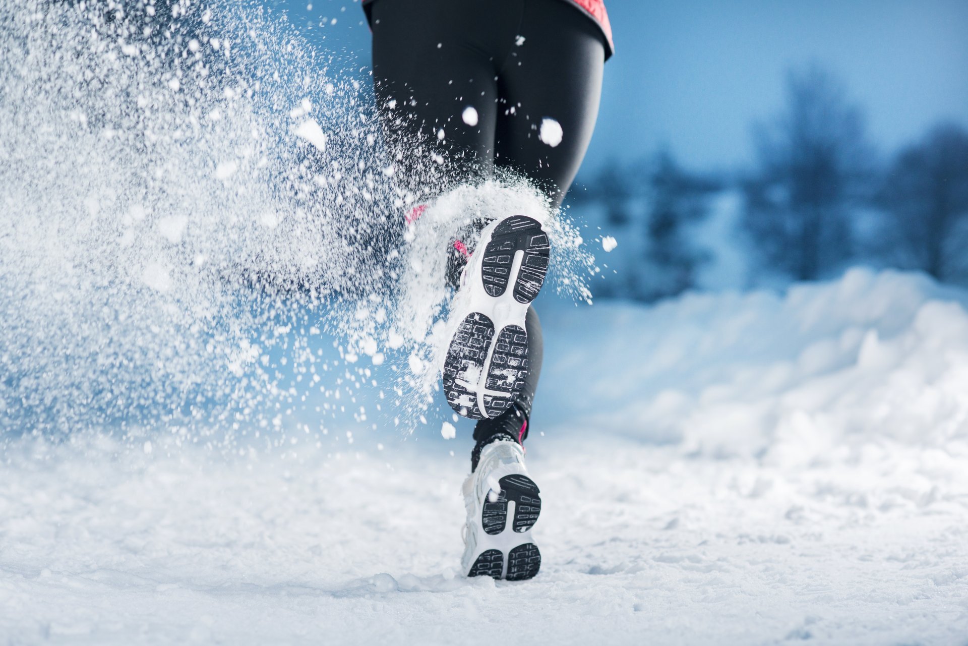 девушка кросовки бежит снег зима время года