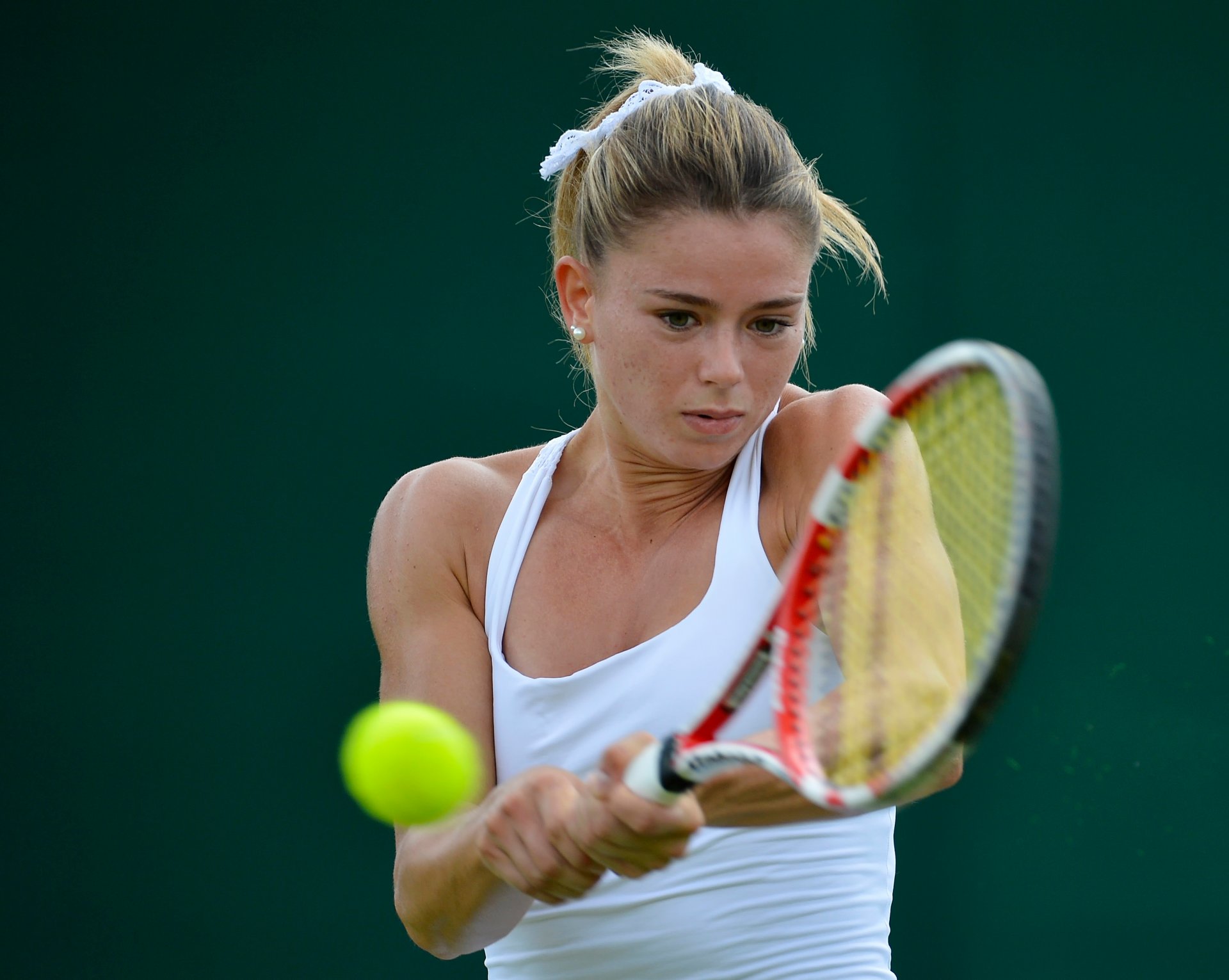 petite-tennis-players-beads-girls-hand