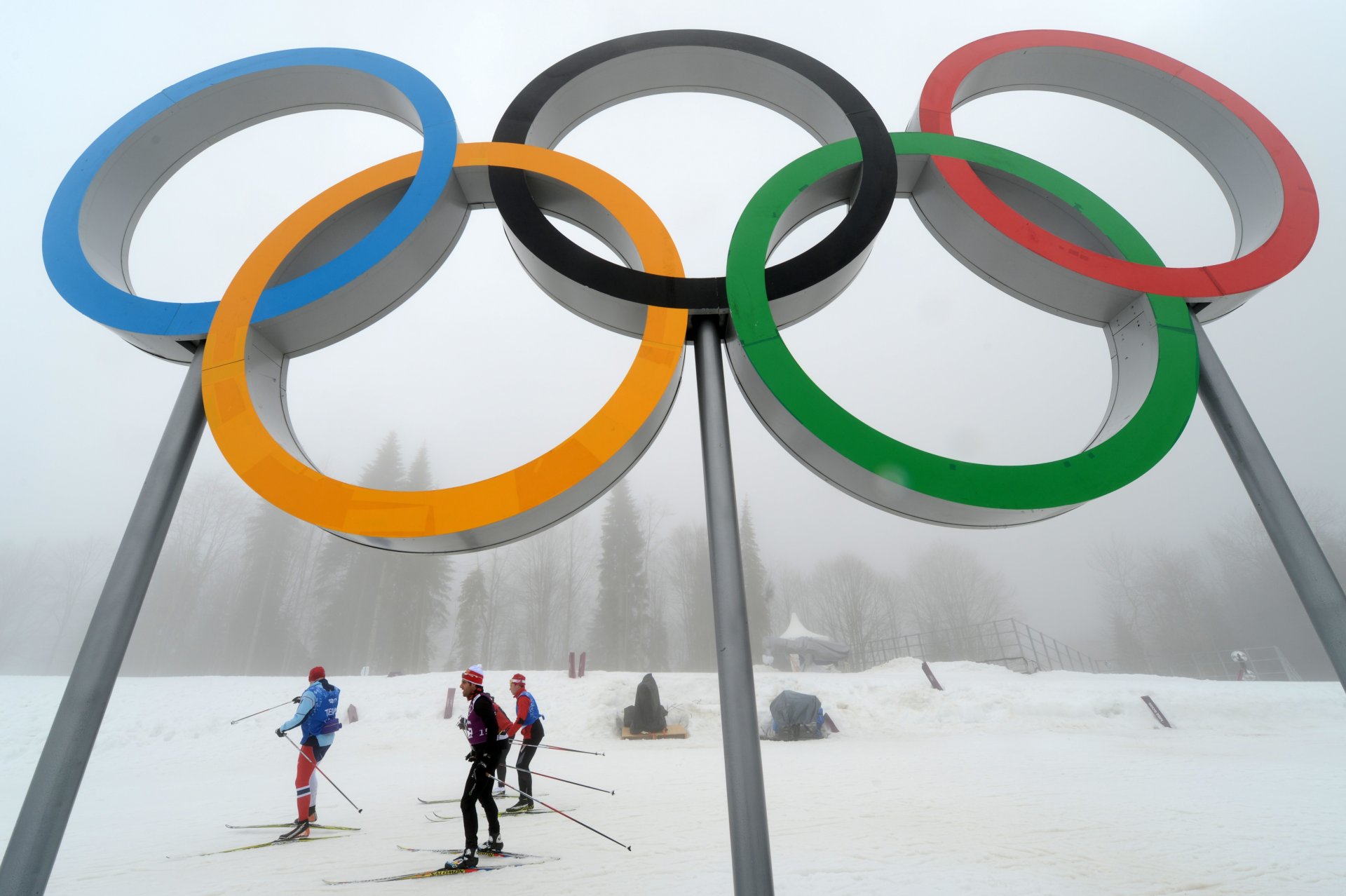 олимпийские кольца небо снизу лыжники комлекс лаура сочи 2014 россия зима лес туман снег