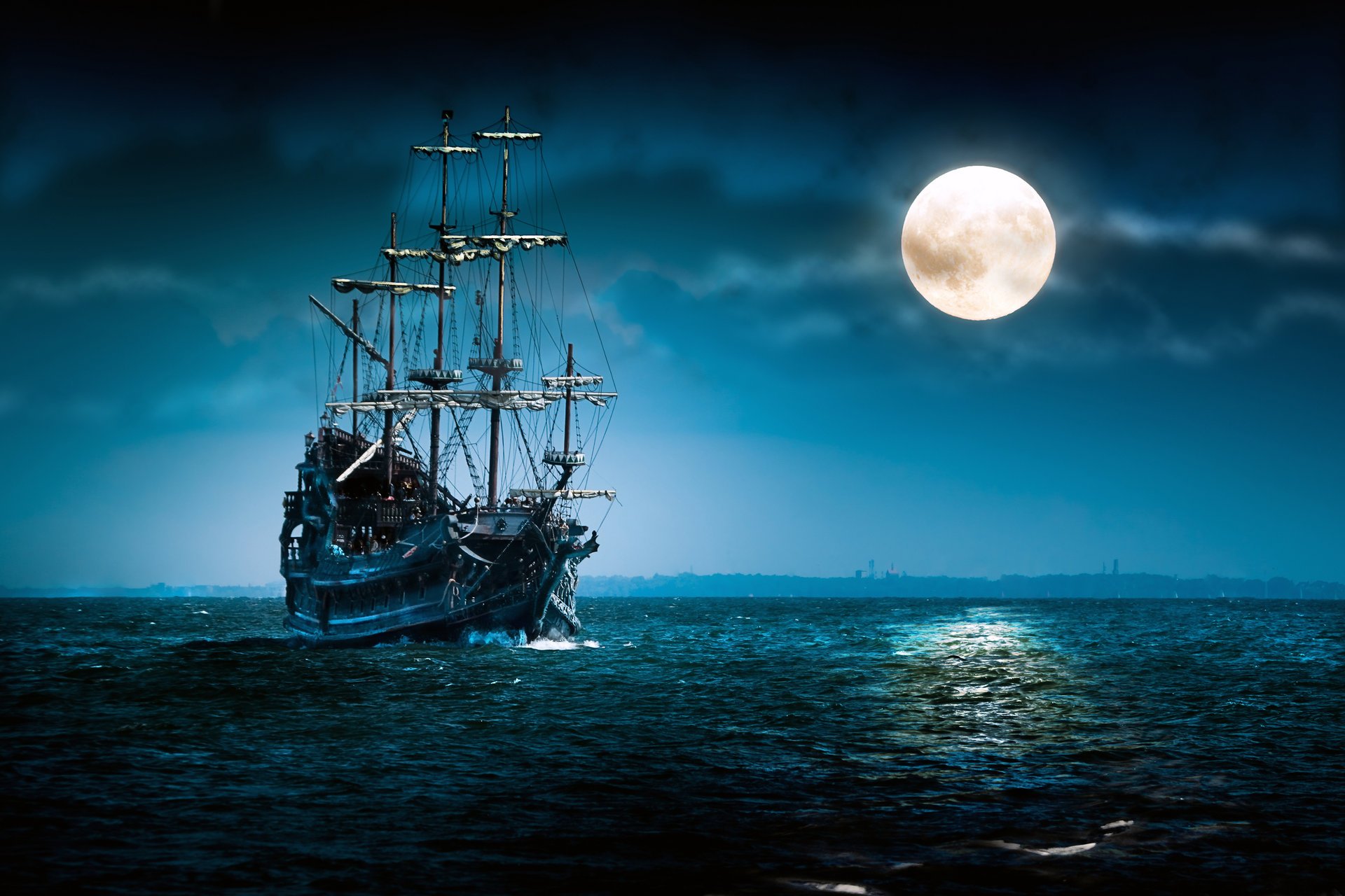 Пиратский корабль встречает ночь в море
