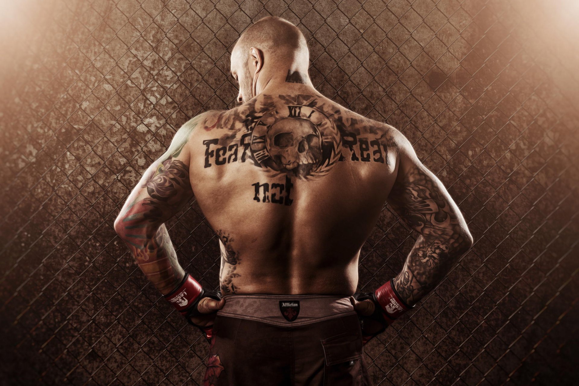смешанные боевые искусства мужчина борец спина татуировки сетка