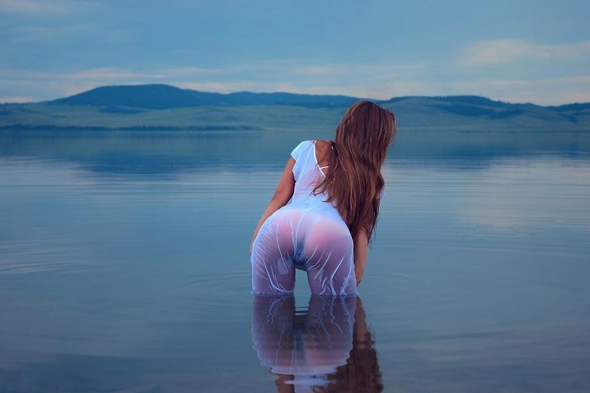 Мокрая девушка решила ранним утром искупаться в озере голенькой