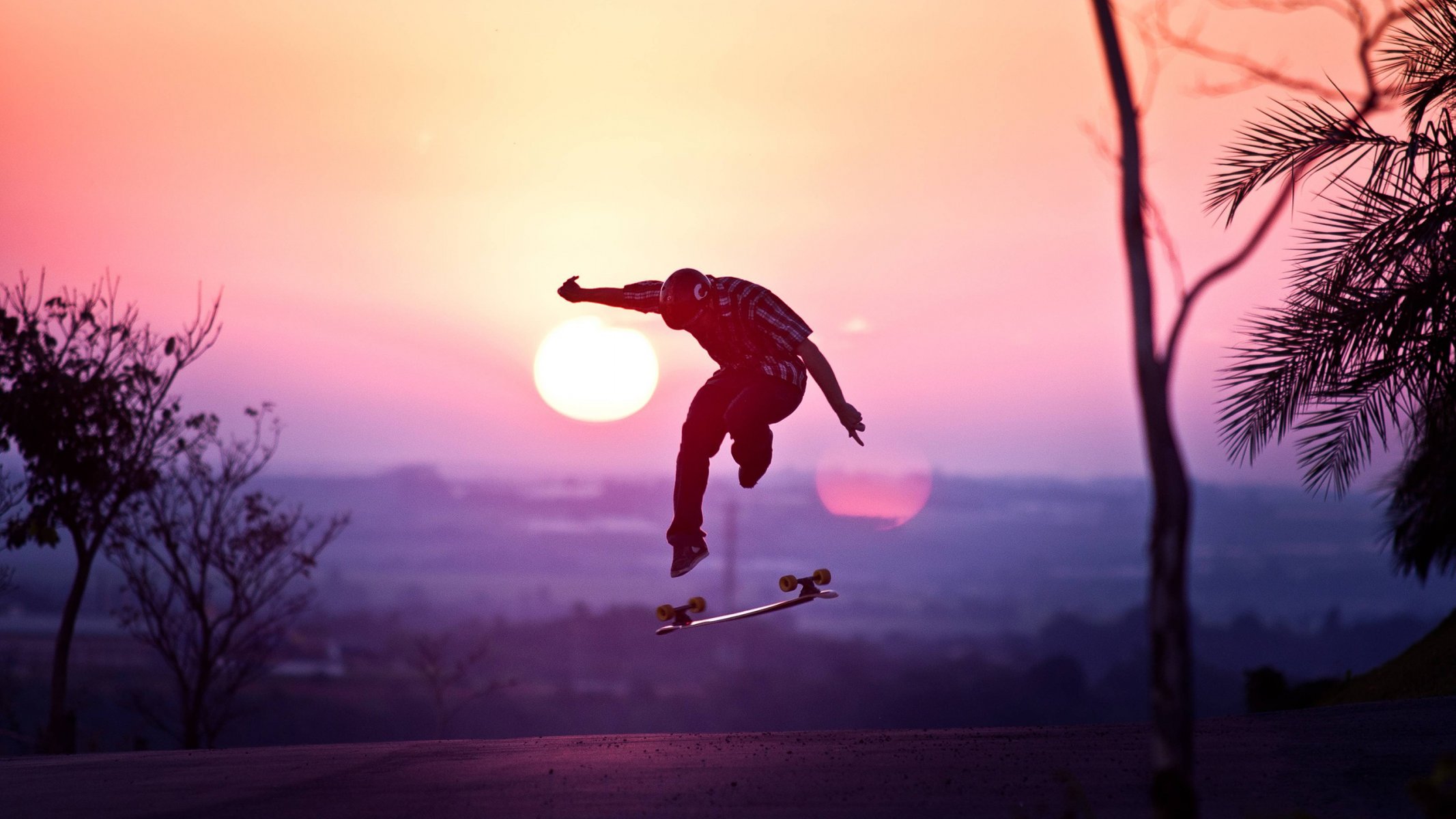 парень шлем скейтборд прыжок солнце закат
