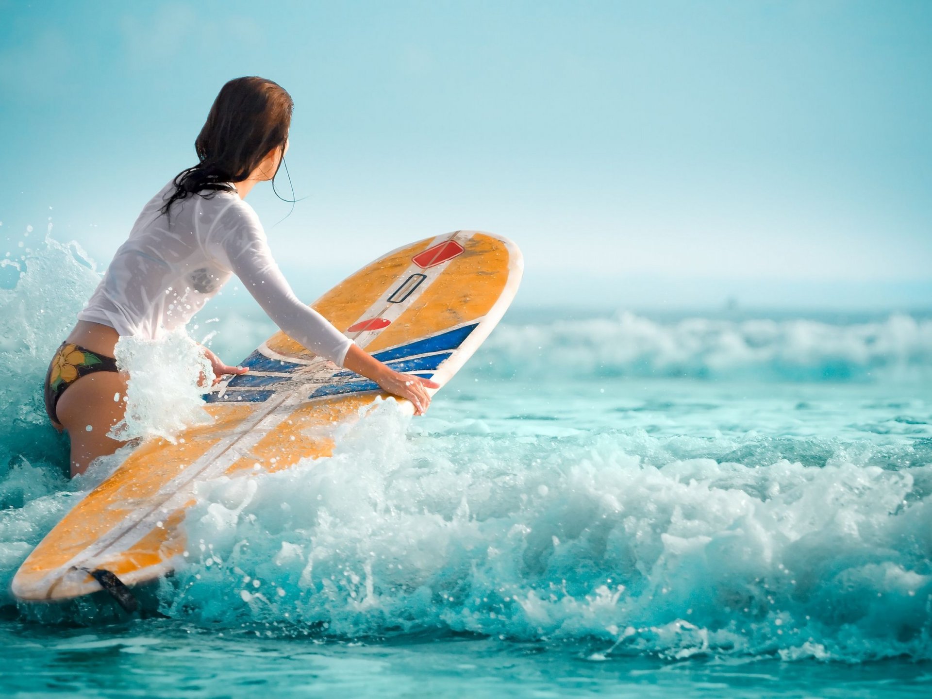 девушка доски для серфинга волны