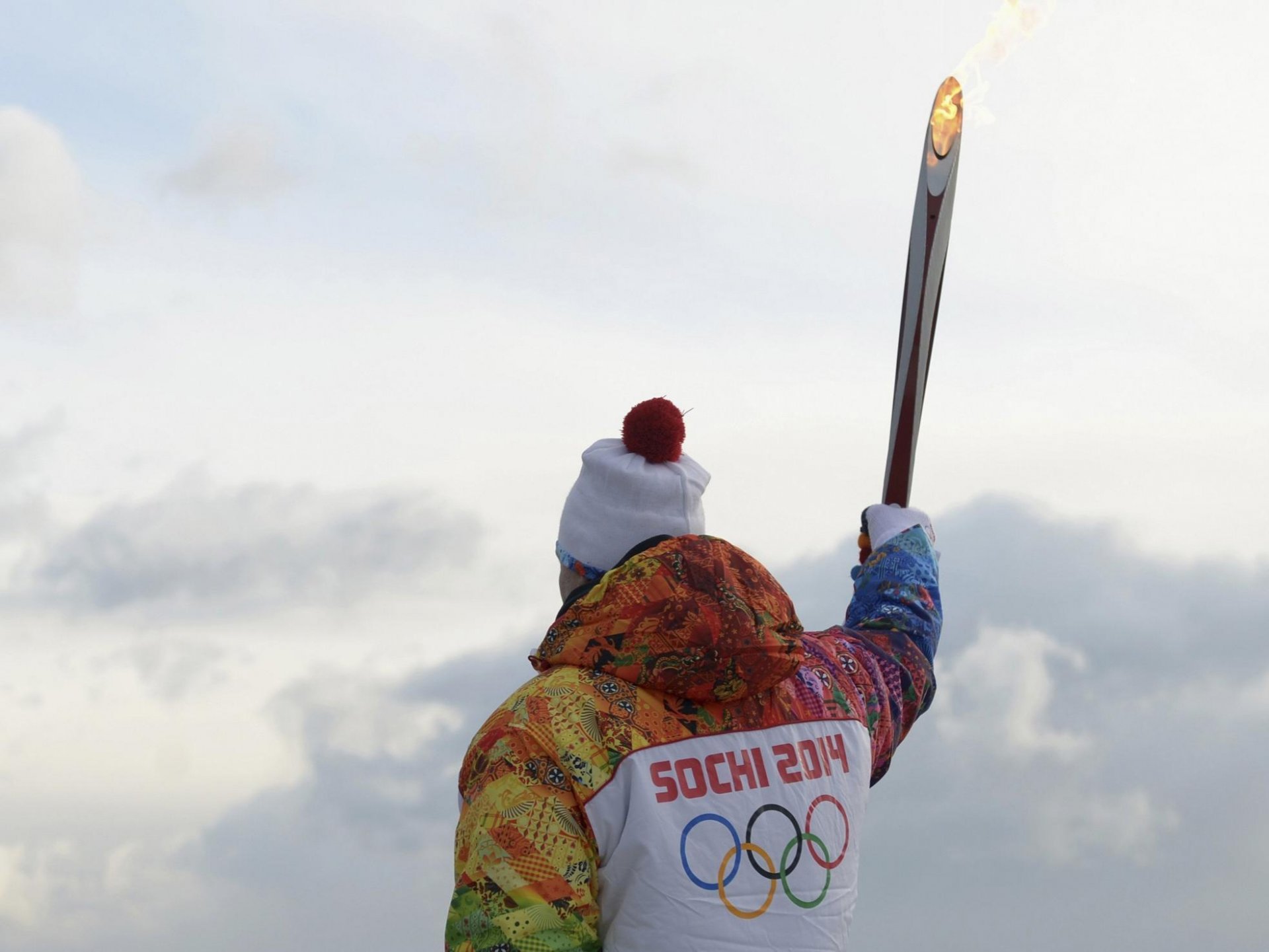 факел спортсмен факелоносец сочи 2014 олимпиада сочи-2014 зимние олимпийские игры