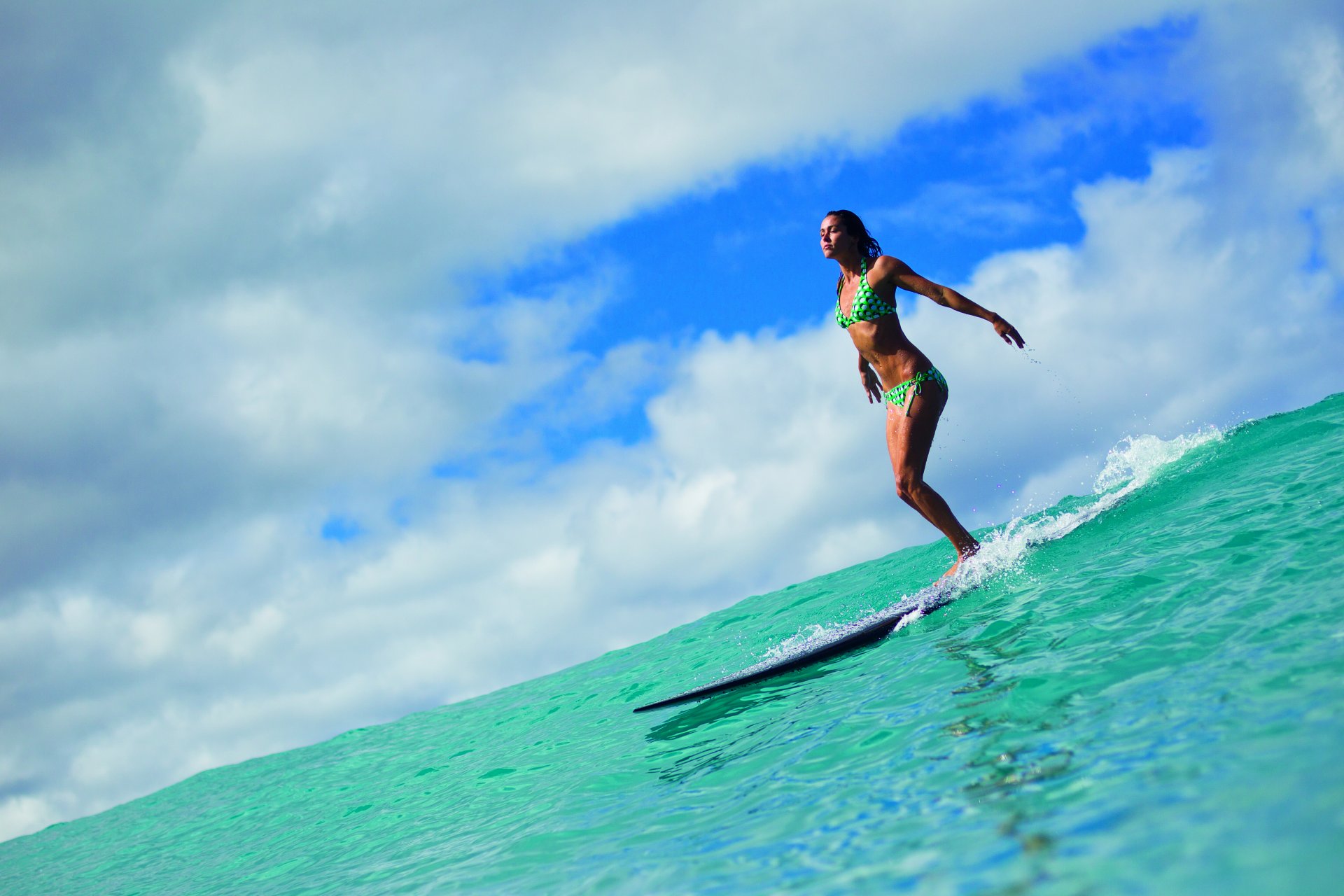 серфинг девушка доска океан небо облака