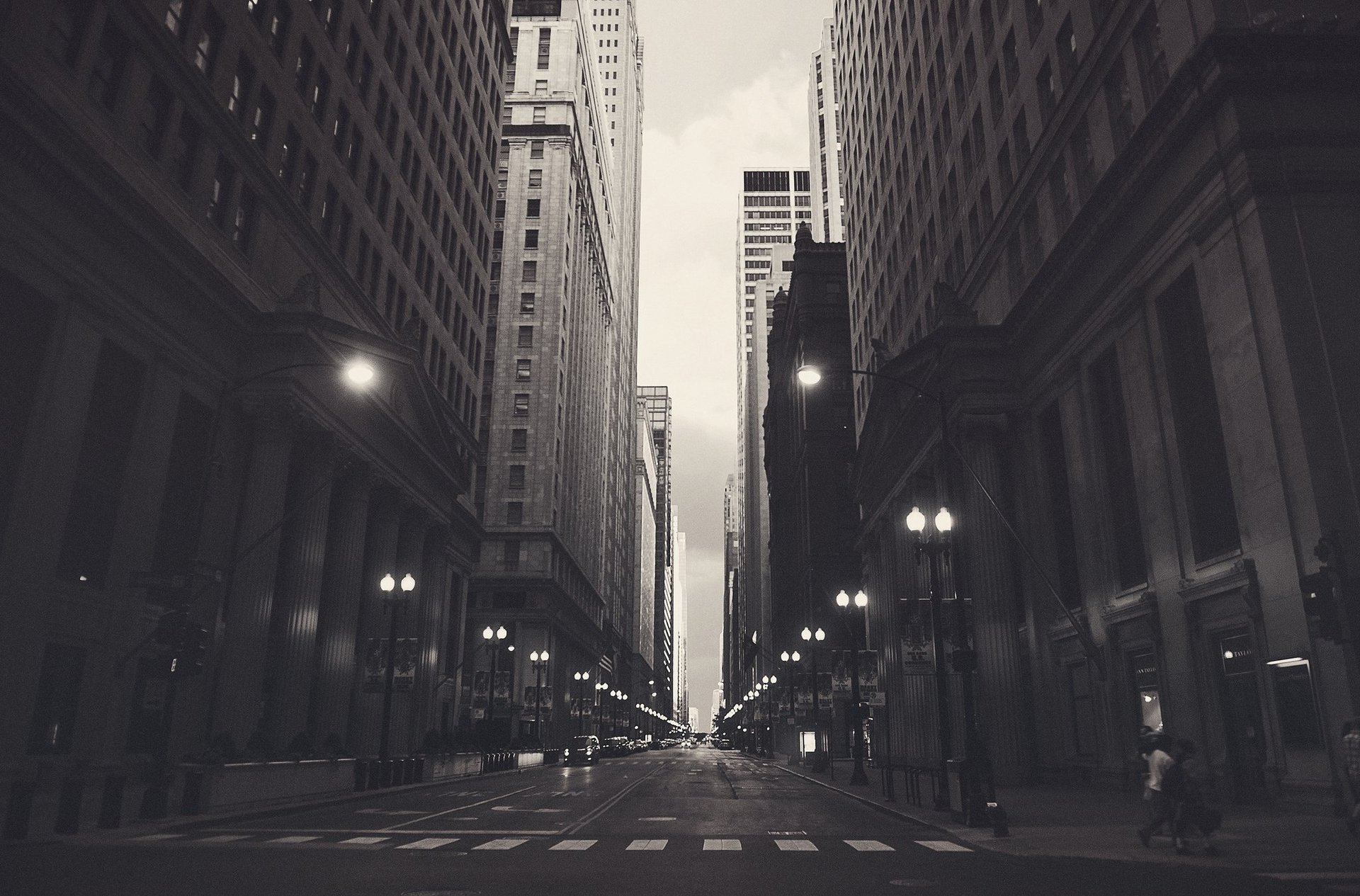 Городская улица уходящая в даль черно-белое фото
