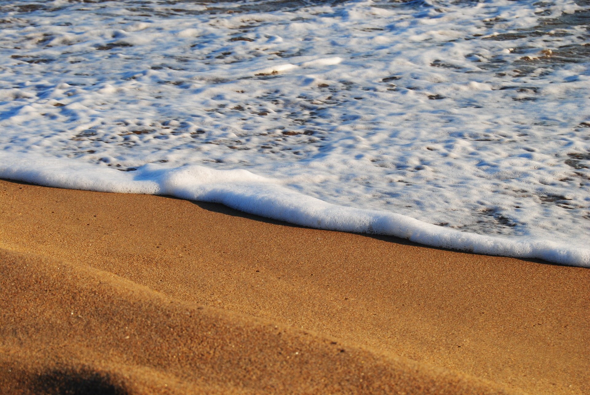 Морская пена на пляже