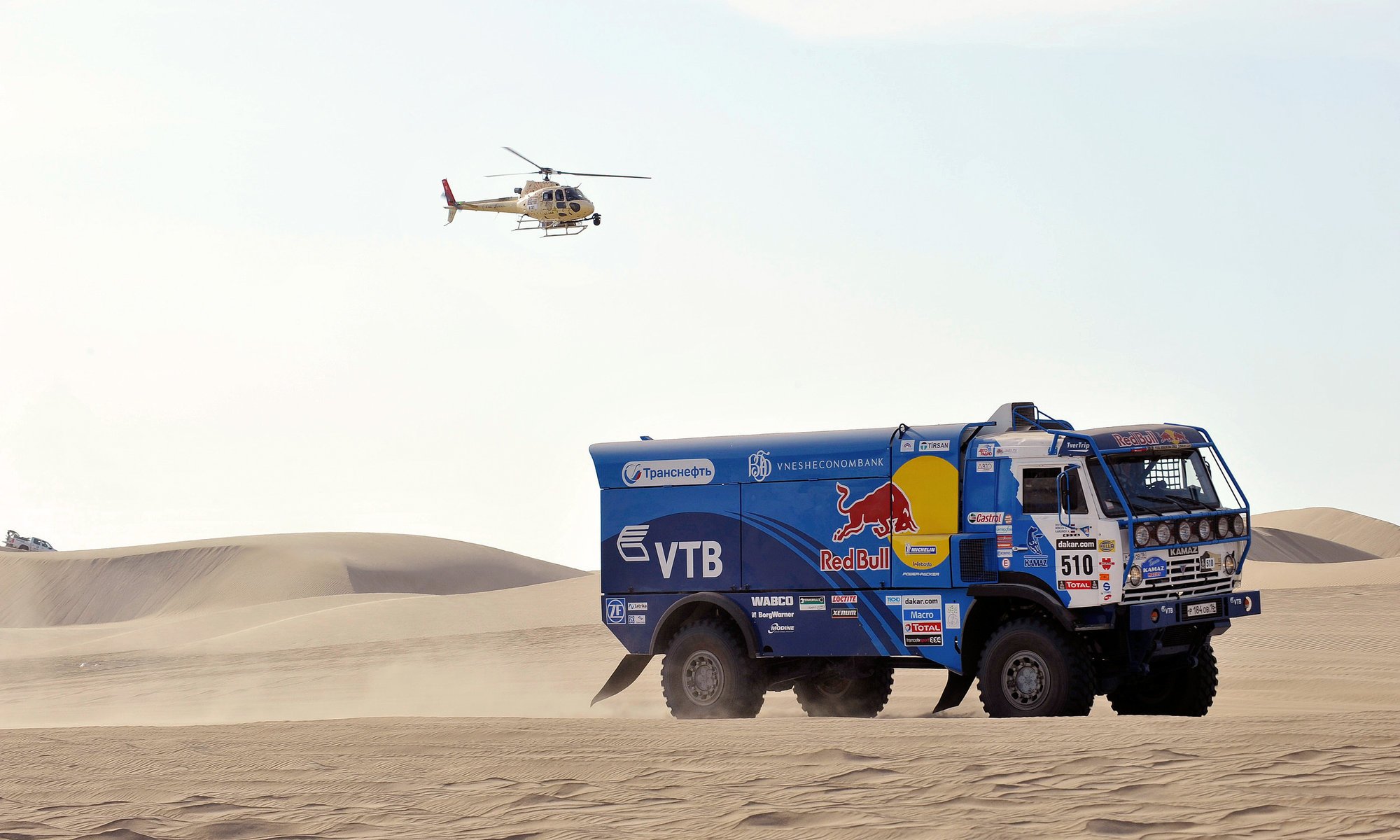 Грузовик гонки в пустыне с вертолетом