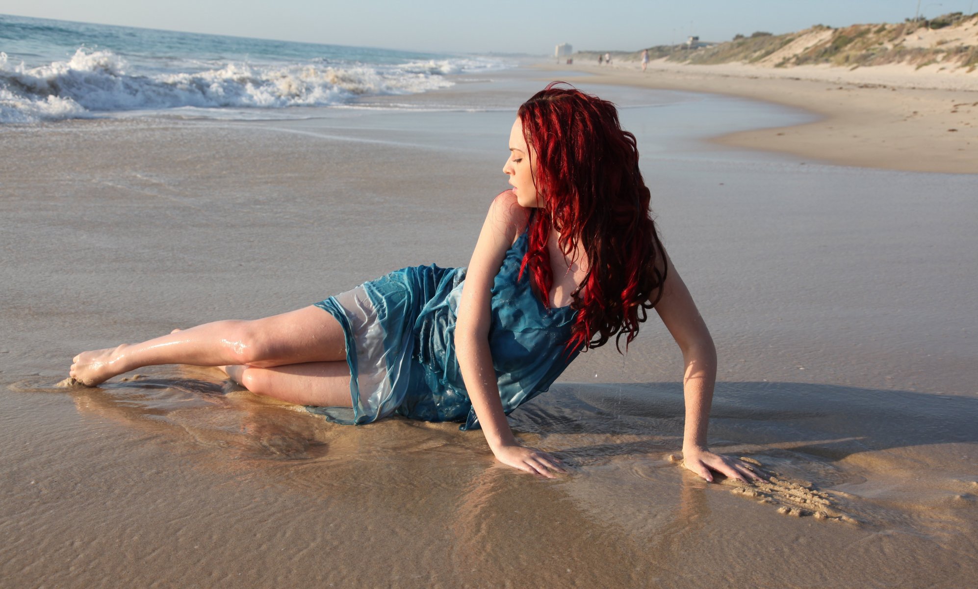 Обои с тегом:девушка, красные волосы, поза, профиль, песок, пляж, море, вол...