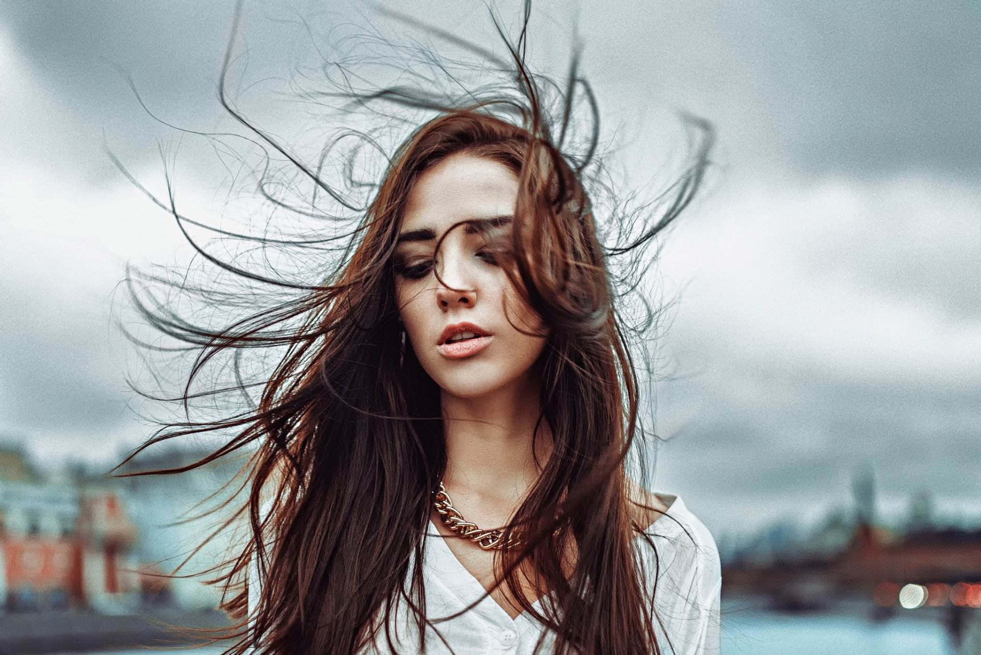 Прическа на длинные волосы ветер в волосах