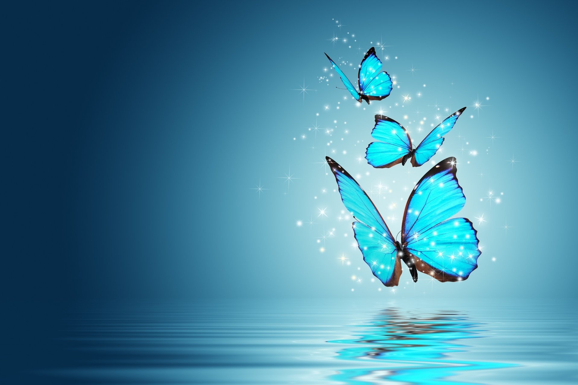 Искрящиеся бабочки голубого цвета с чёрным окомлением летят над водой, отражаясь в ней