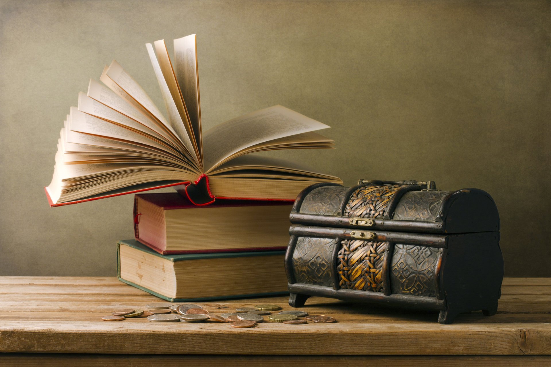 Винтажный сундук и книга на столе | Обои на рабочий стол