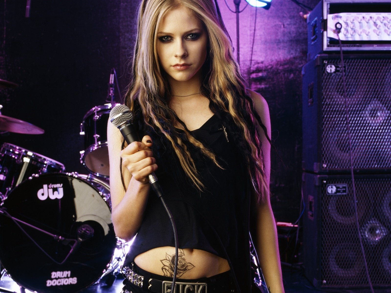 Lavigne - обои 
