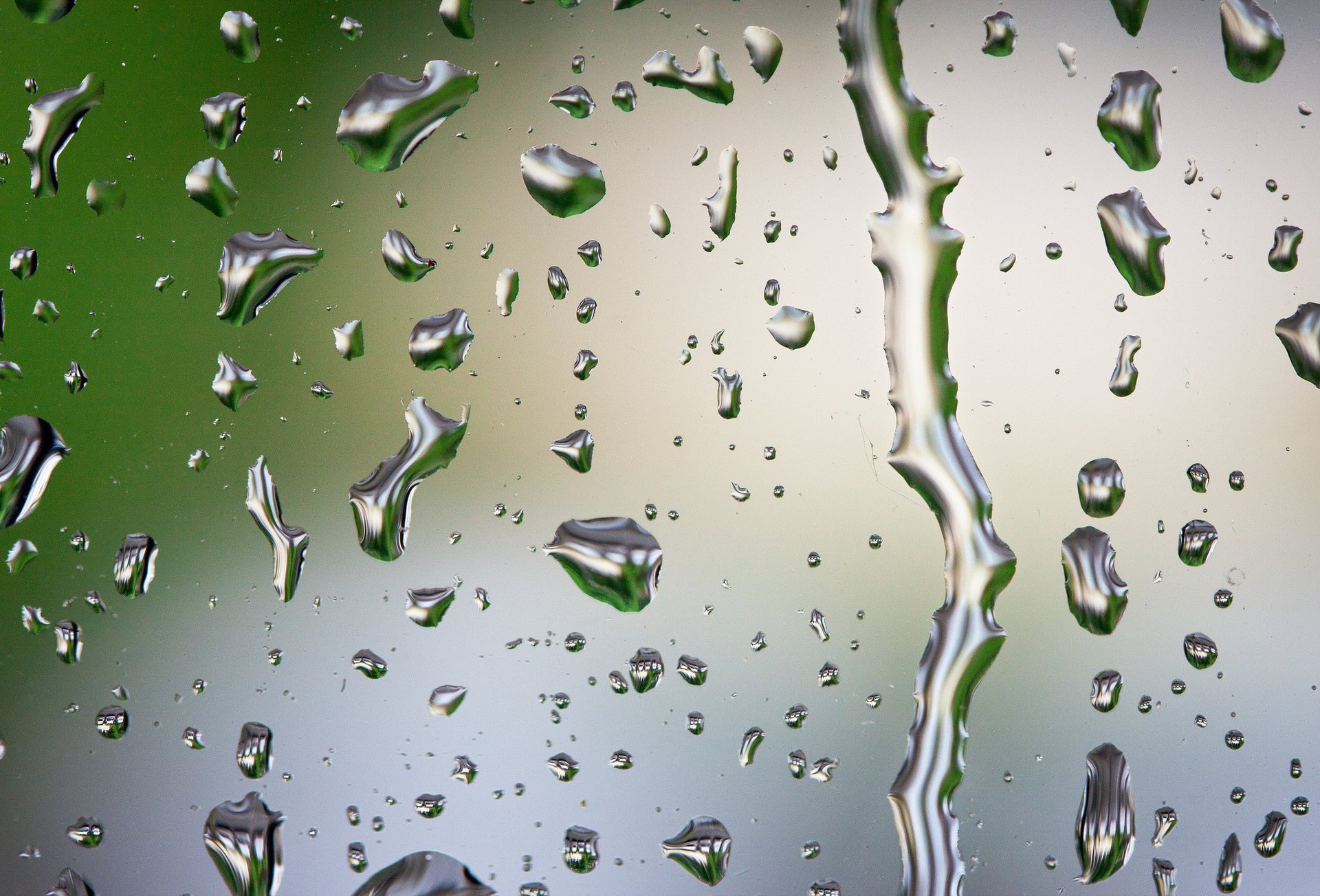 Капли дождя на оконном стекле