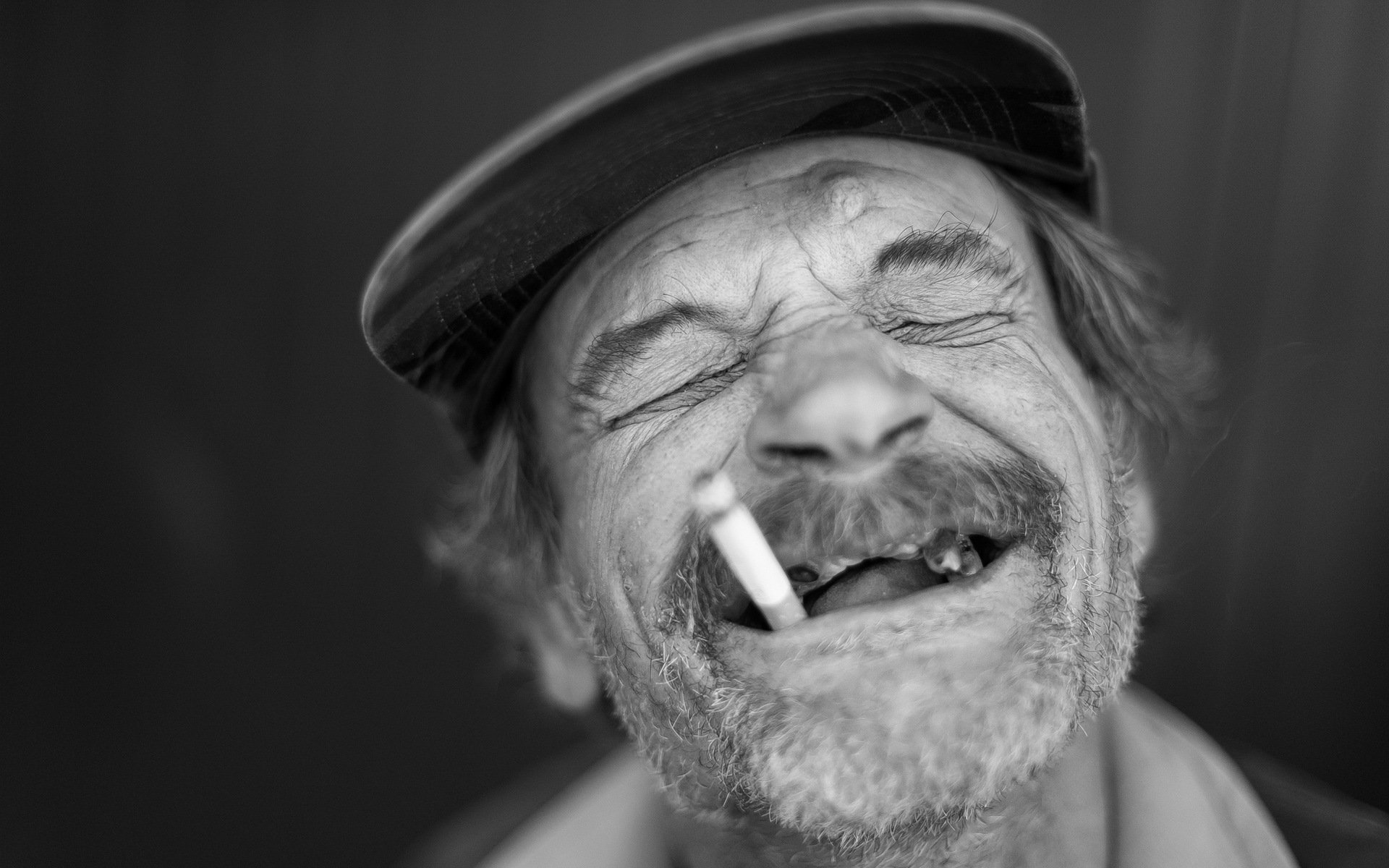 Клевый мужик. Дед с сигаретой. Прикольные фото на аватарку для мужчин. Беззубая улыбка старика. Мужик в кепке с папиросой.